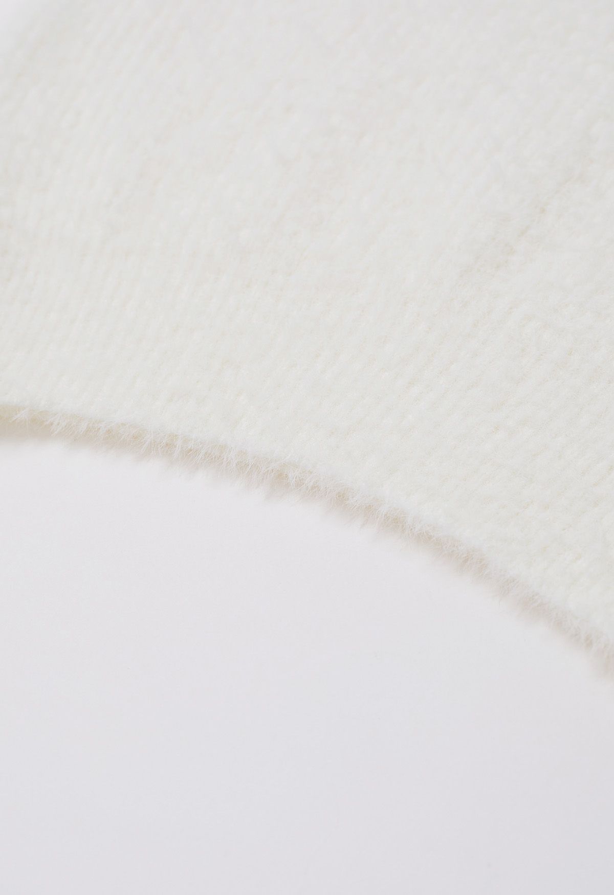 Suéter corto de punto borroso con cuello con solapa en blanco