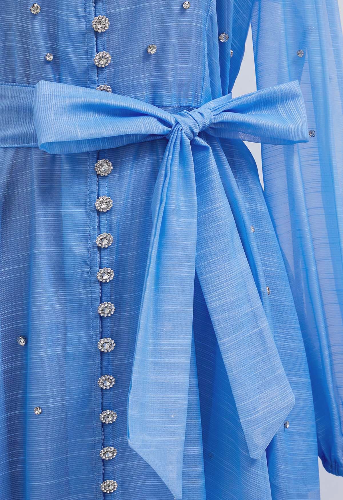 Vestido largo de organza con botones y fajín para atar con decoración de diamantes de imitación en azul claro