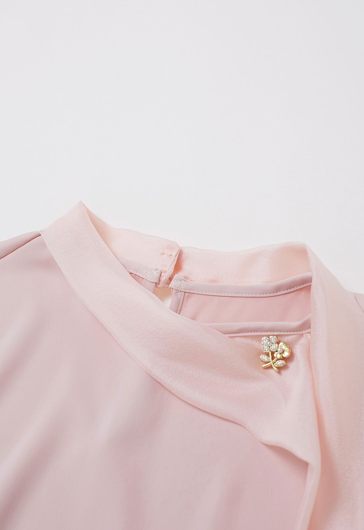 Camisa de satén con broche floral y lazo para atar en color rosa