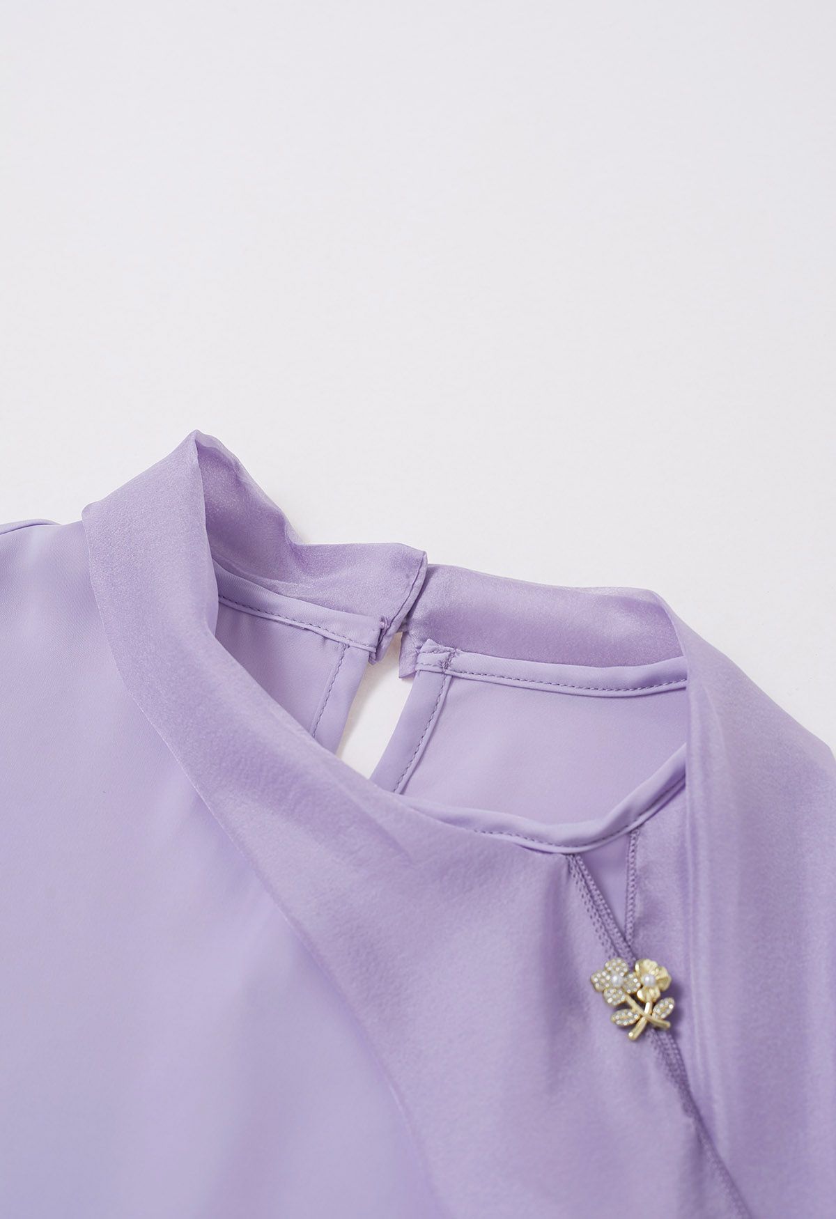 Camisa de satén con broche floral y lazo para atar en color lavanda