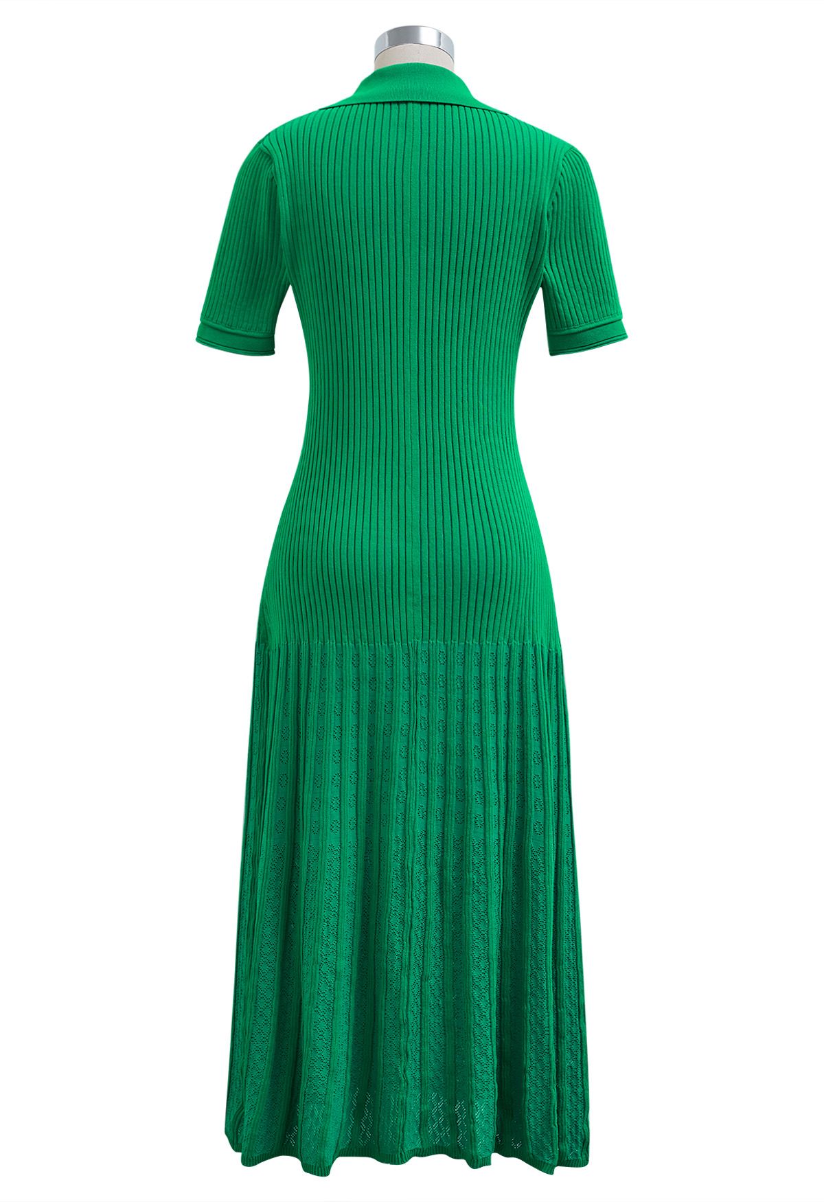 Vestido midi de punto con cuello abotonado y manga corta en color verde