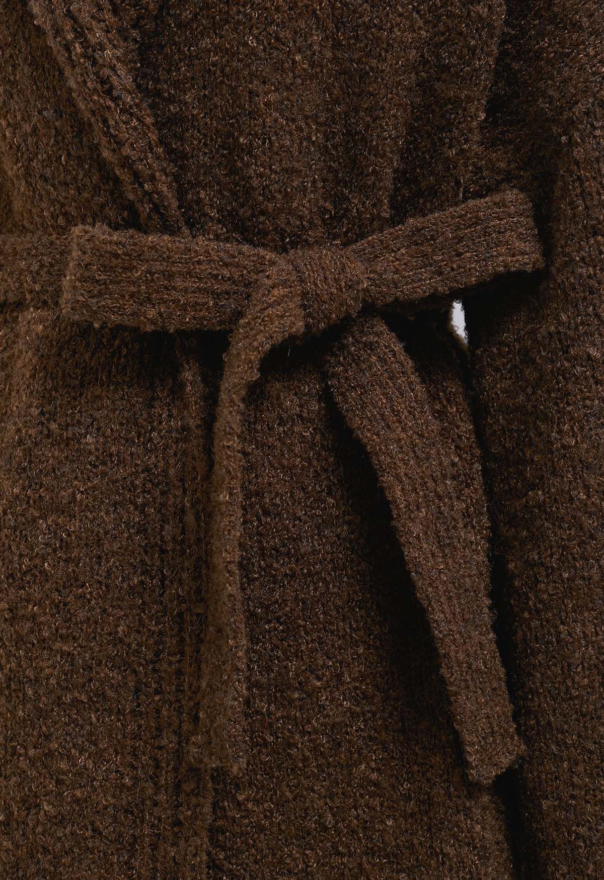 Cárdigan largo de punto con cinturón y capucha en marrón