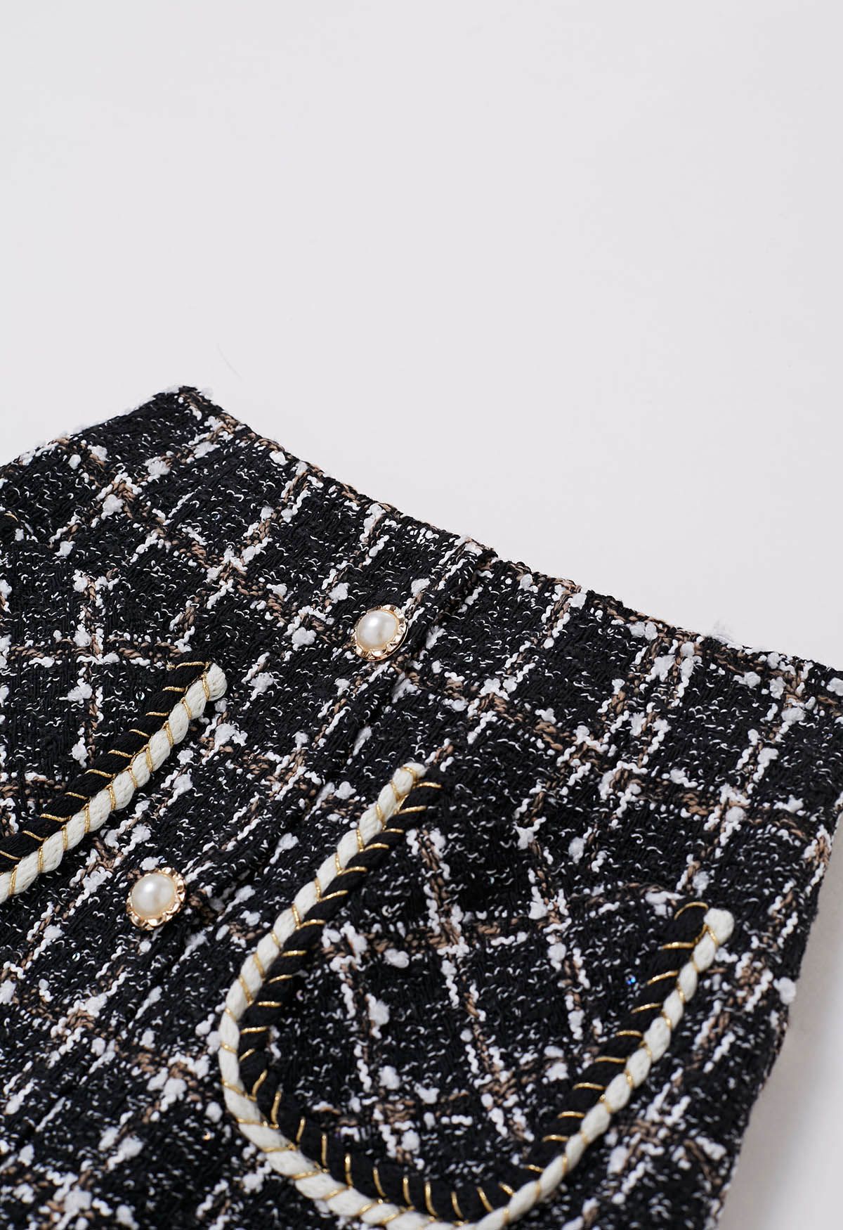 Falda de tweed a cuadros con botones y bolsillo de parche en negro