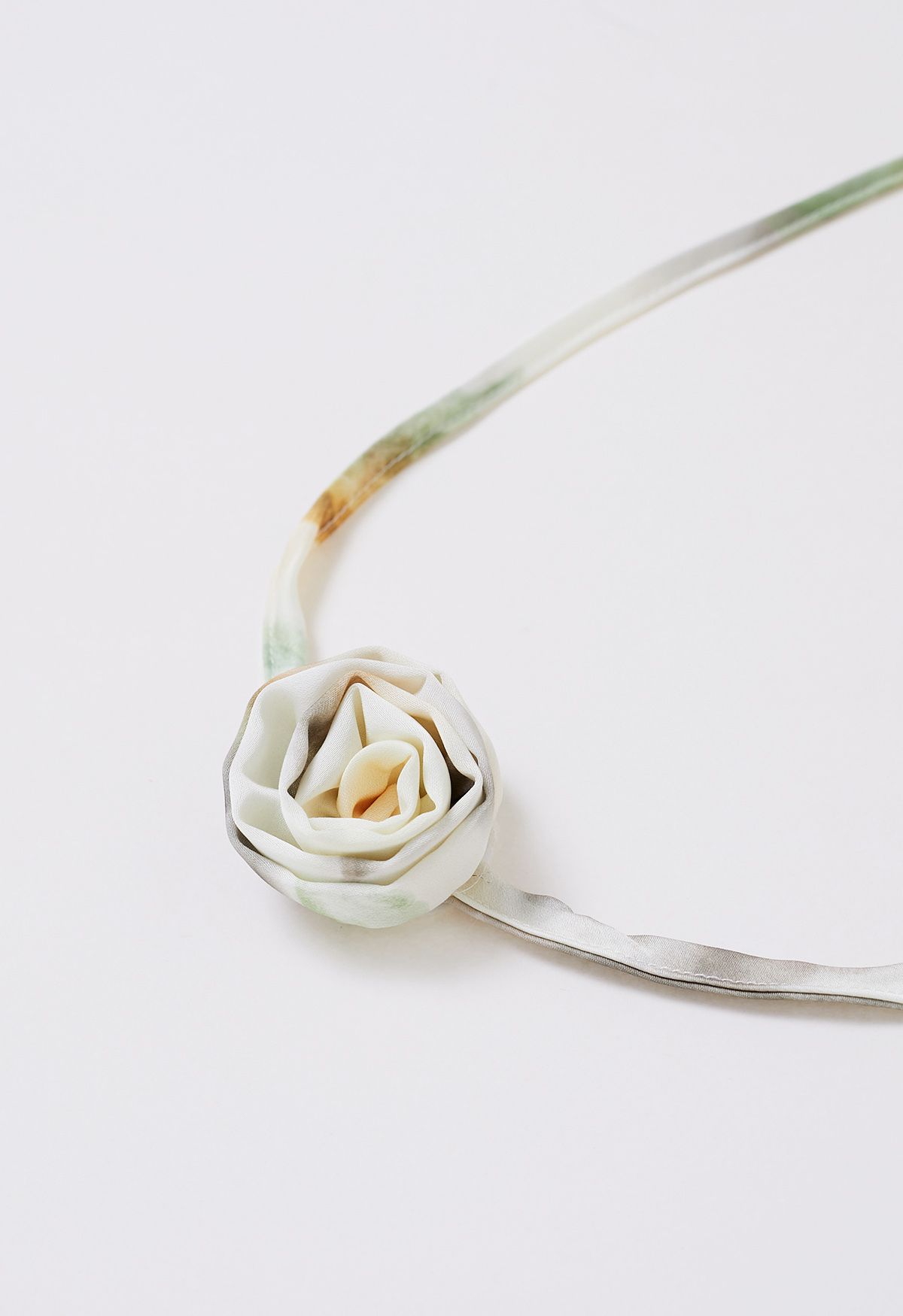 Top de satén con estampado floral de acuarela y gargantilla en pistacho