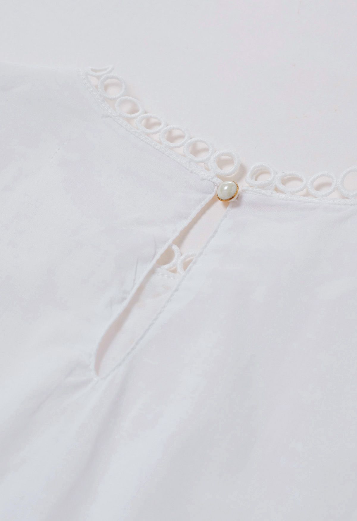 Top Boho Chic de algodón bordado con ojales en blanco