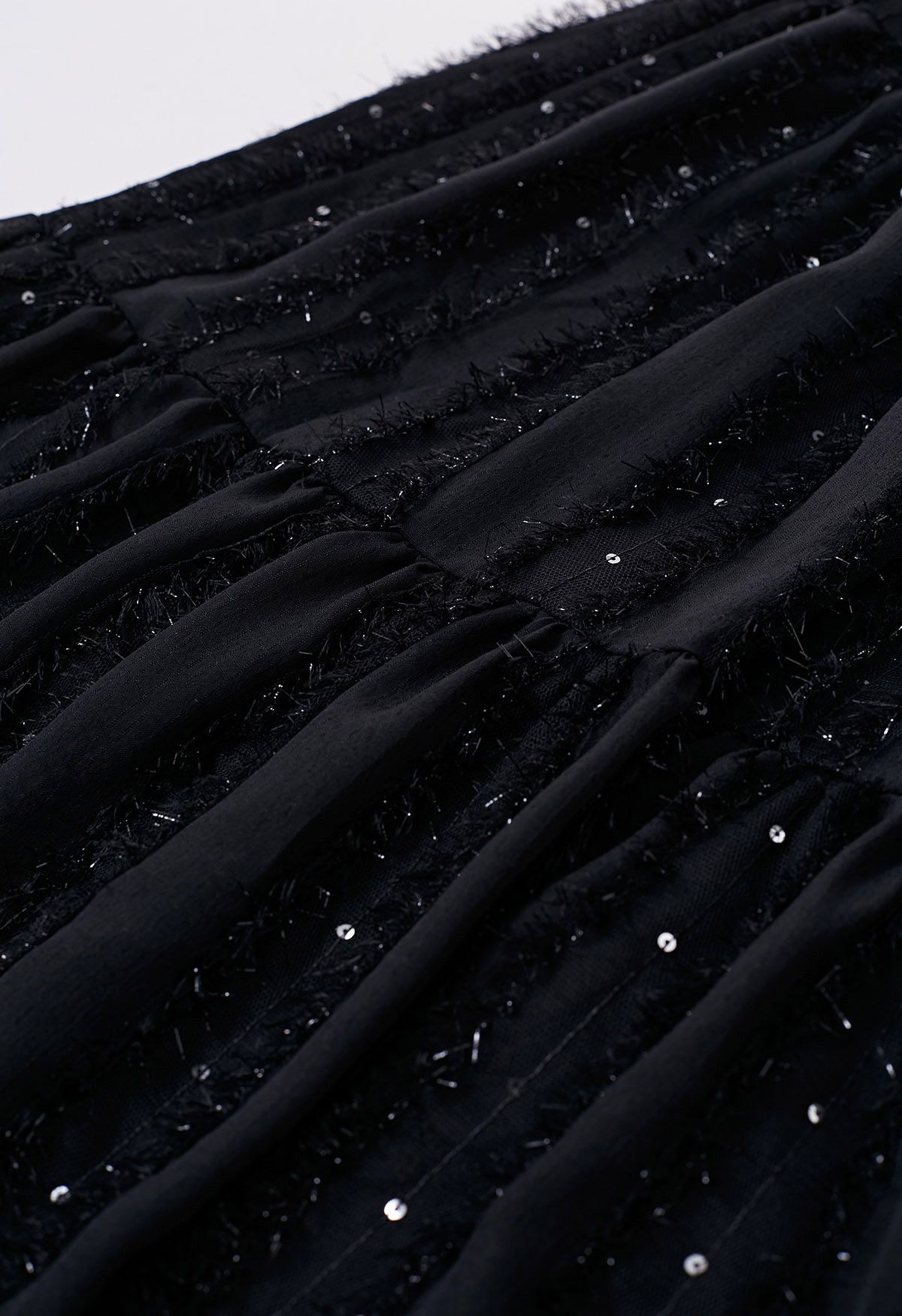 Falda midi de lentejuelas con flecos brillantes en negro