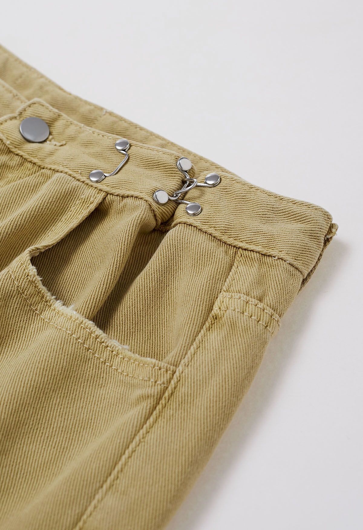 Jeans de pierna recta con detalles rasgados en mostaza