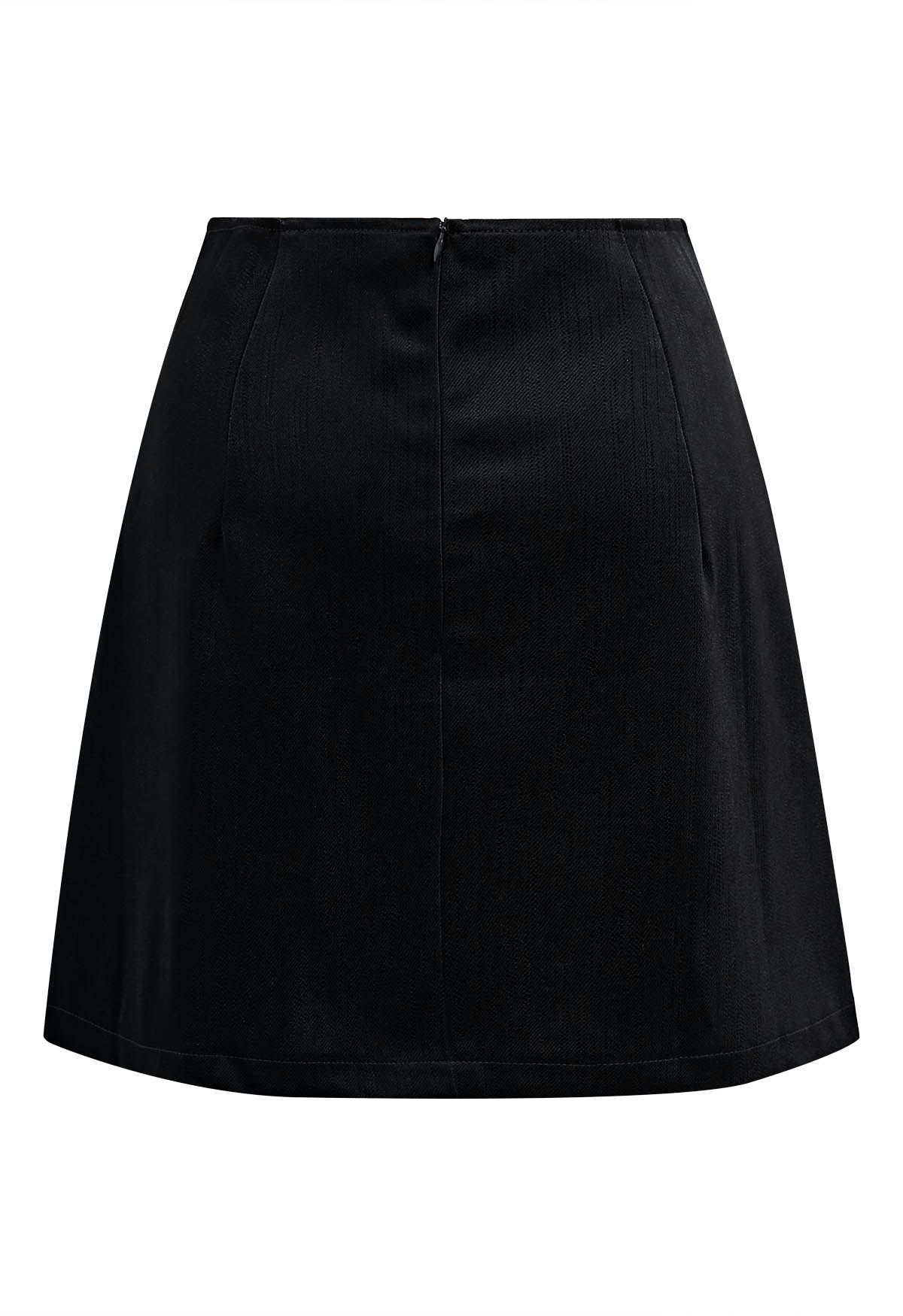 Minifalda elegante con ribete de botones y dobladillo con muesca