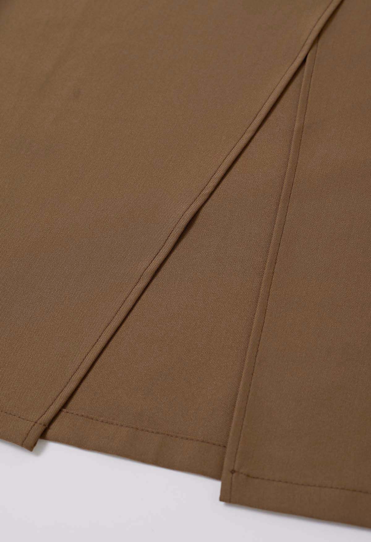 Falda con abertura delantera y bolsillo ribeteado en color caramelo