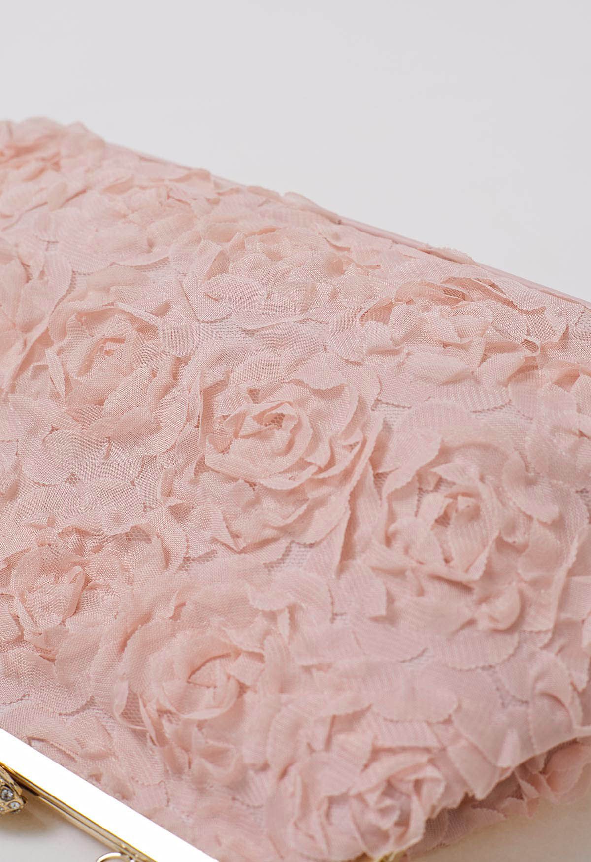 Elegante bolso de mano con pétalos de rosa en rosa