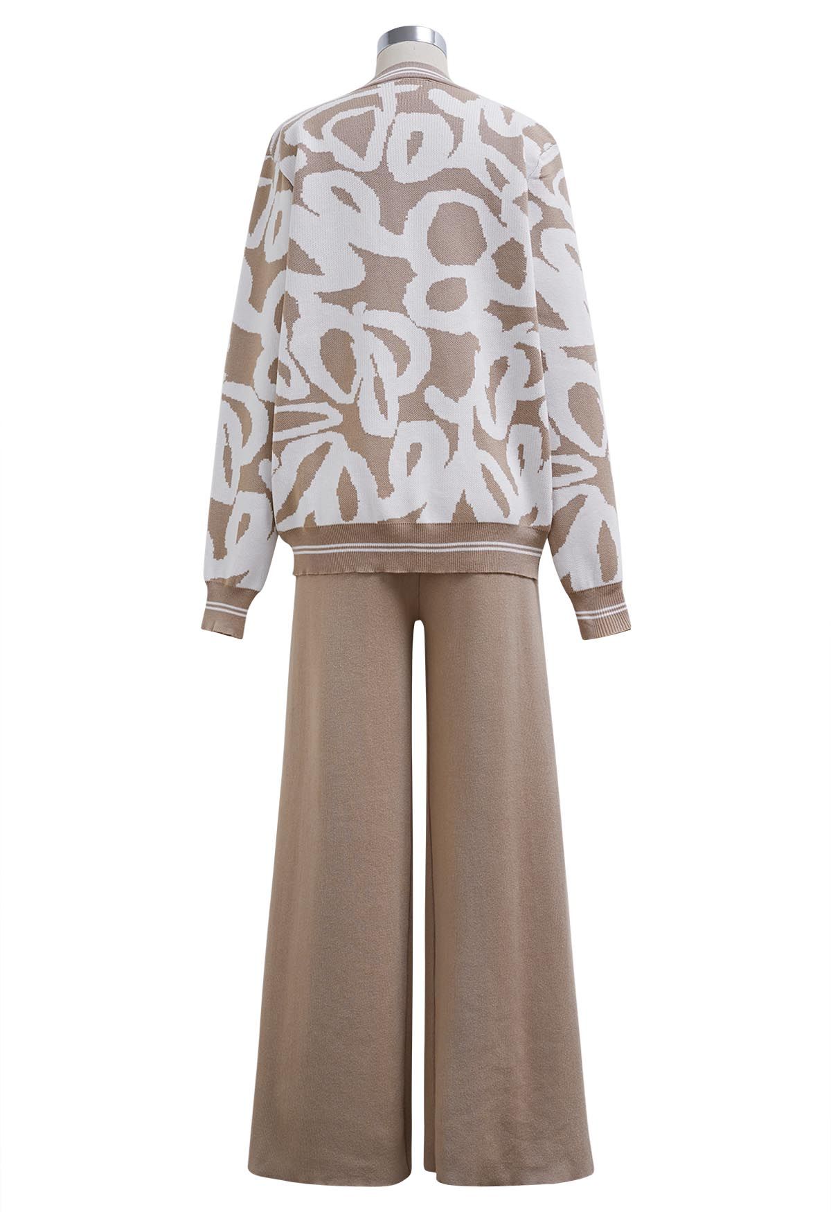 Conjunto de pantalón y cárdigan de punto con botones y estampado abstracto en color camel