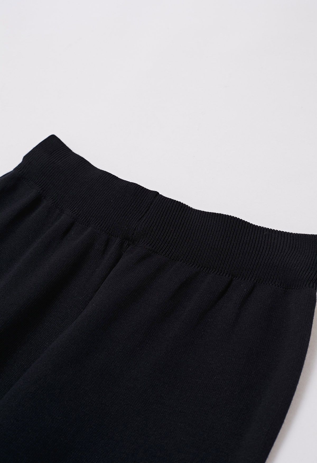 Conjunto de pantalón y cárdigan de punto con botones y estampado abstracto en negro