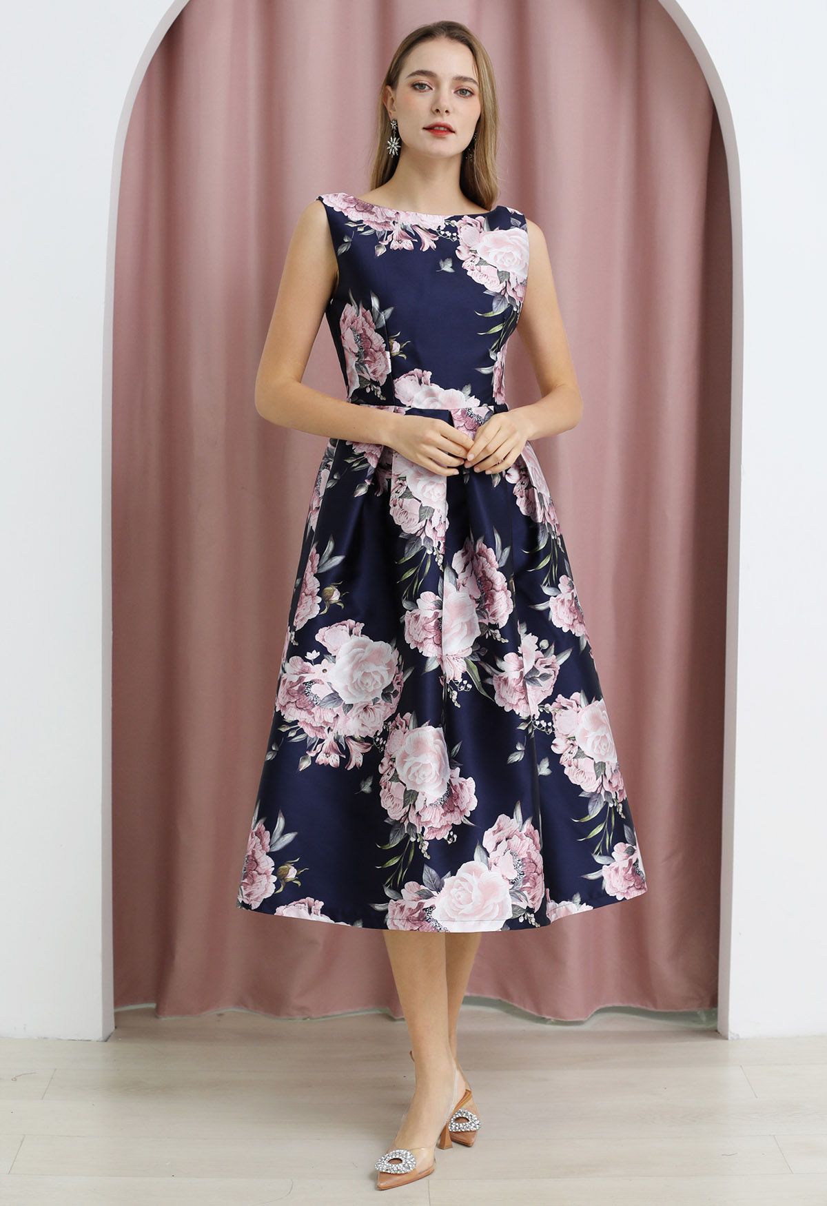 Vestido midi sin mangas con estampado floral refinado