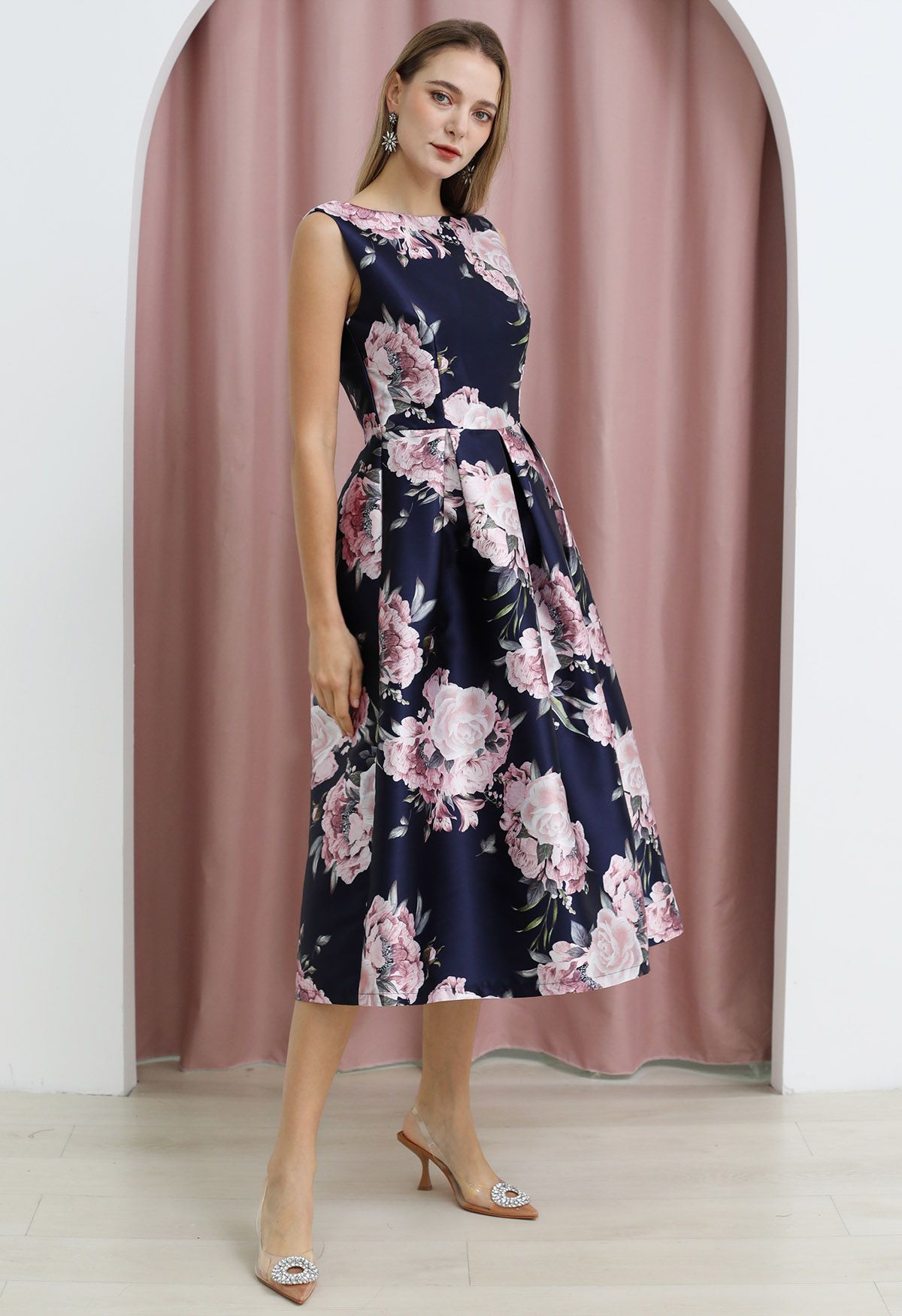 Vestido midi sin mangas con estampado floral refinado