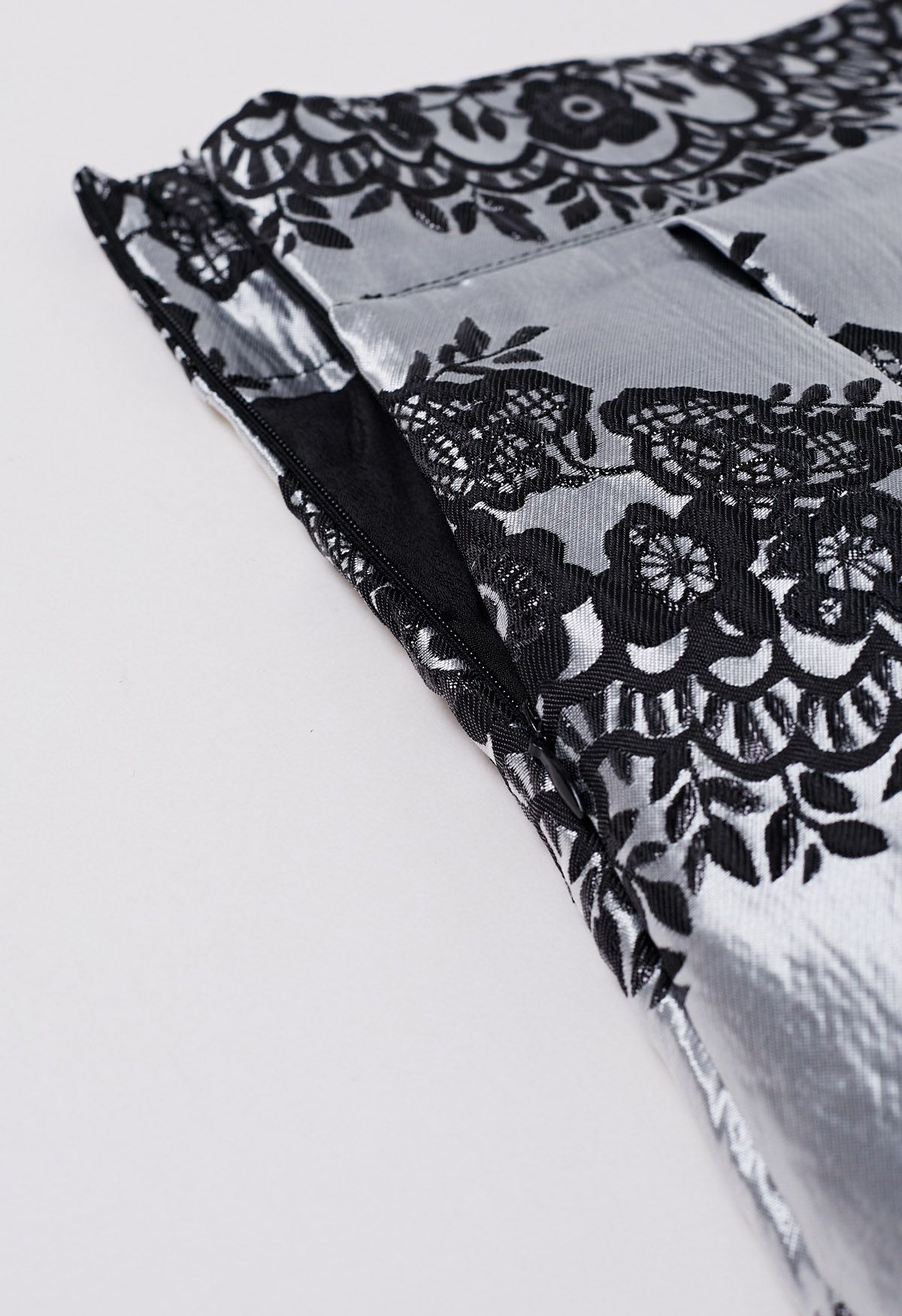Magnífica falda midi plisada de jacquard floral en negro