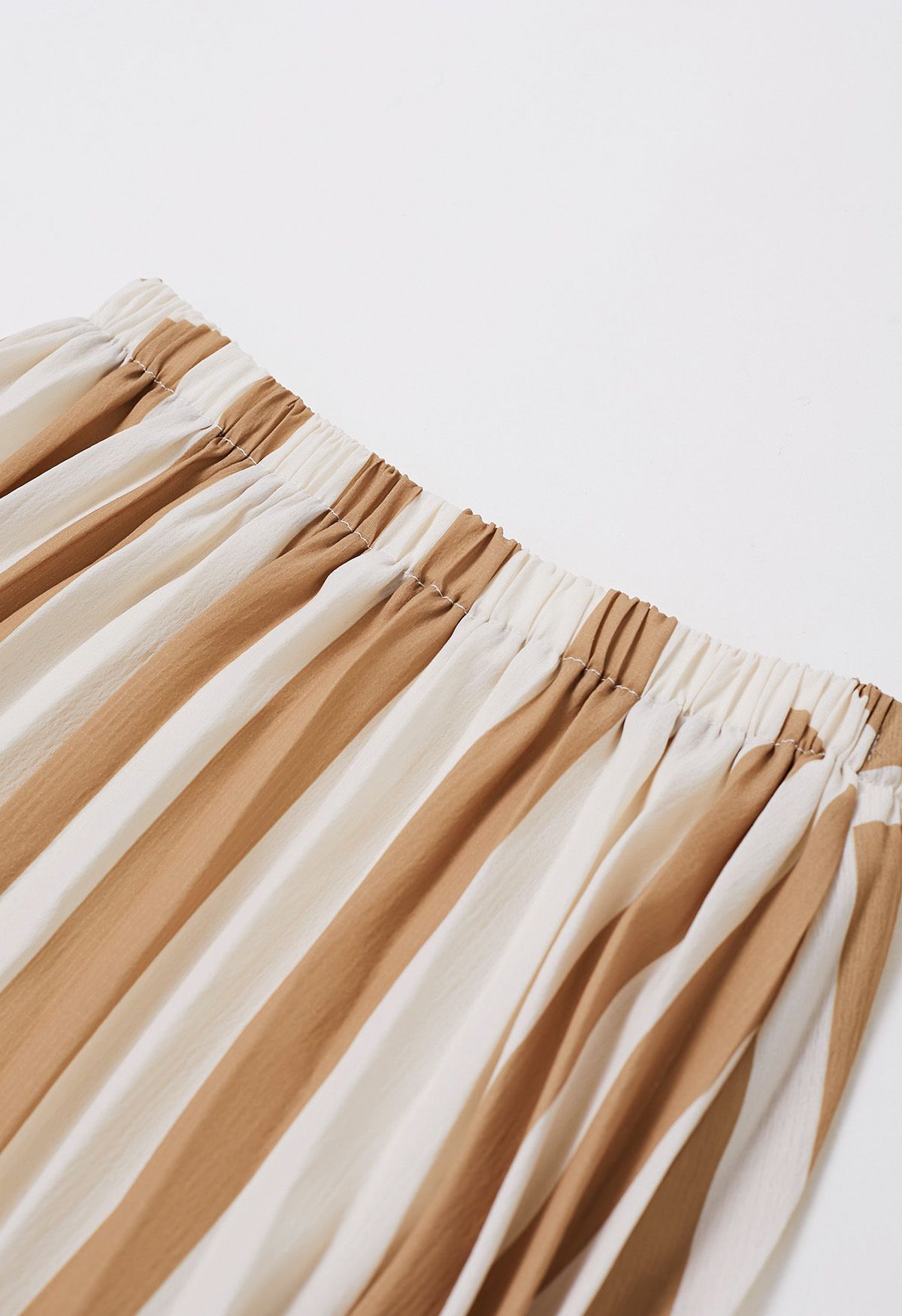 Falda larga plisada con bloques de color