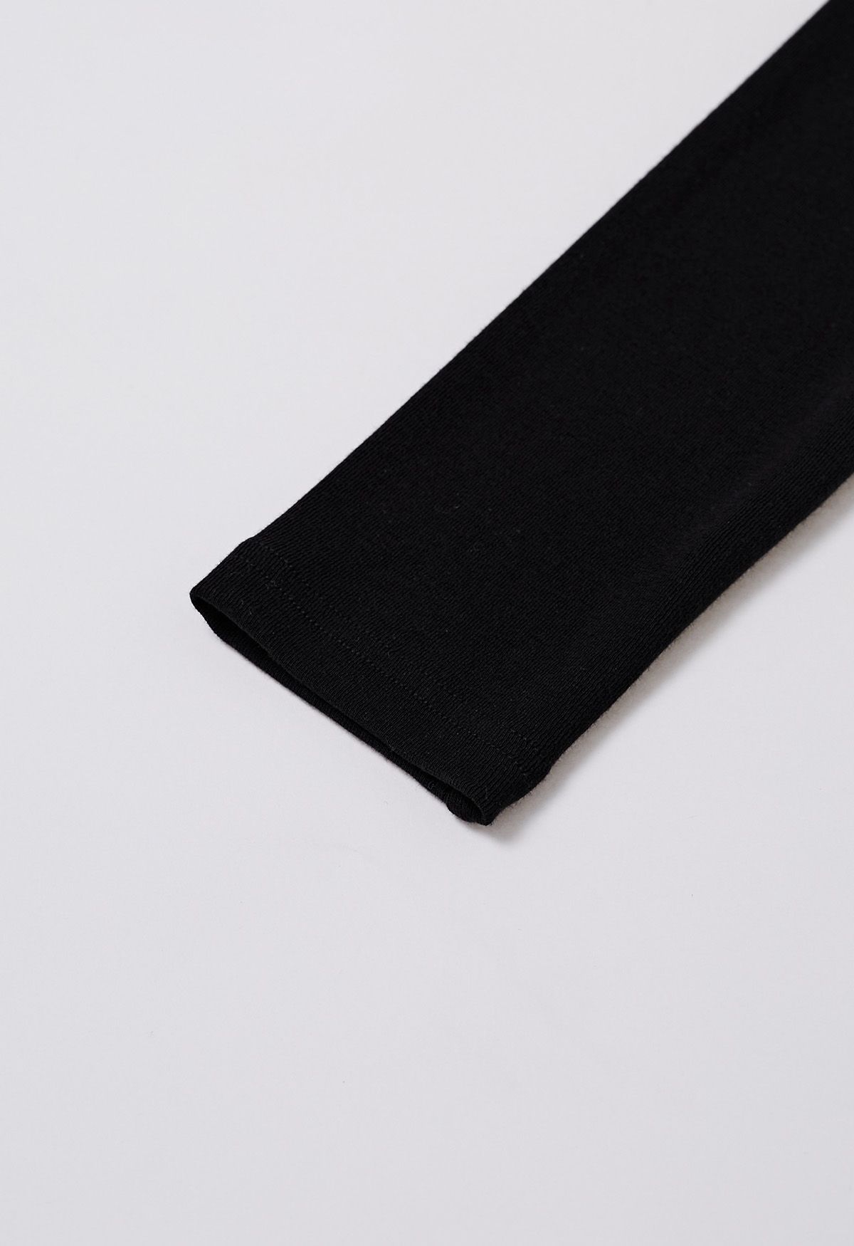 Top de algodón liso con cuello doblado en negro