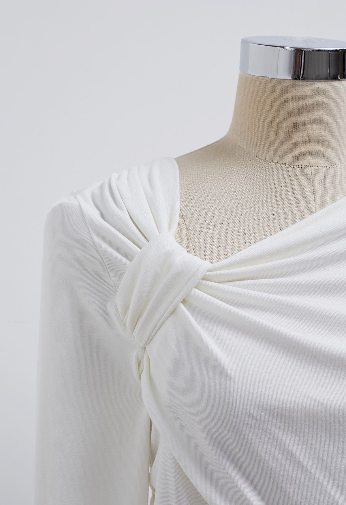 Top de algodón suave con nudo lateral en blanco