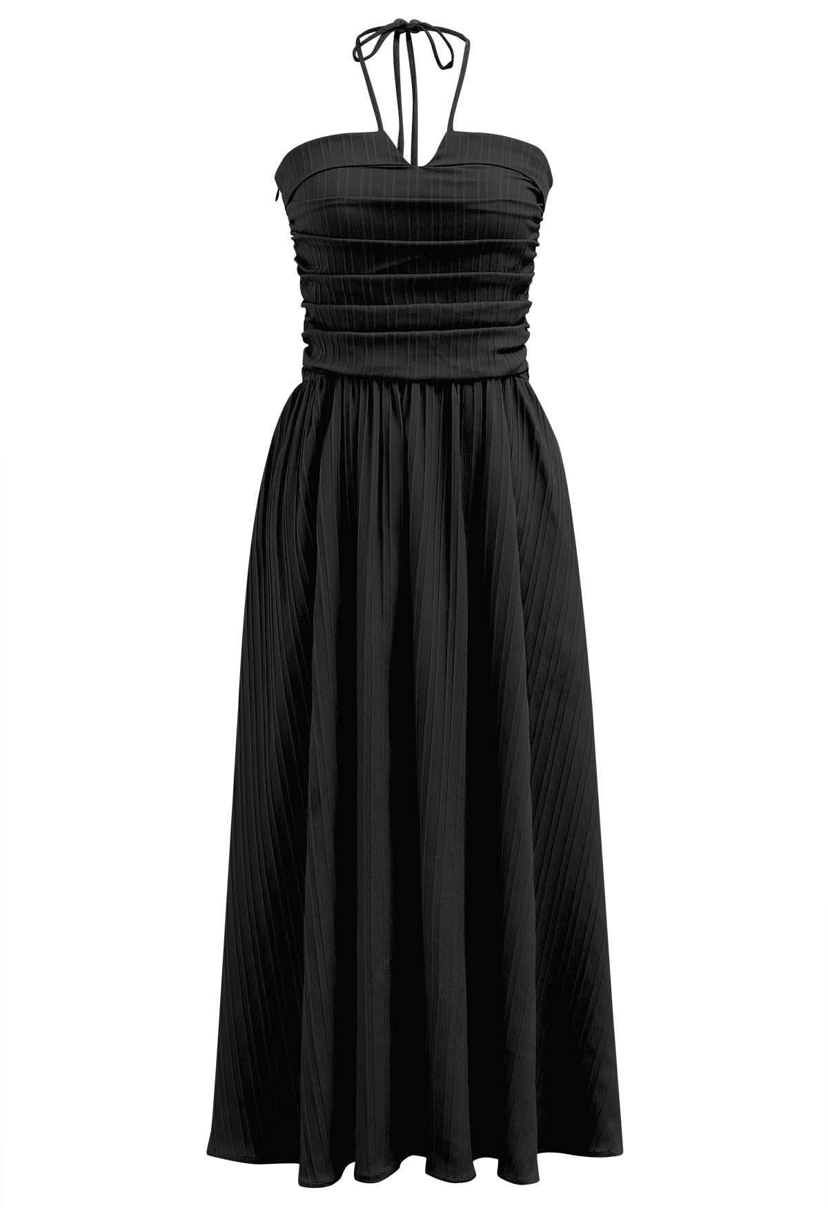 Vestido midi con cuello halter y espalda fruncida en negro