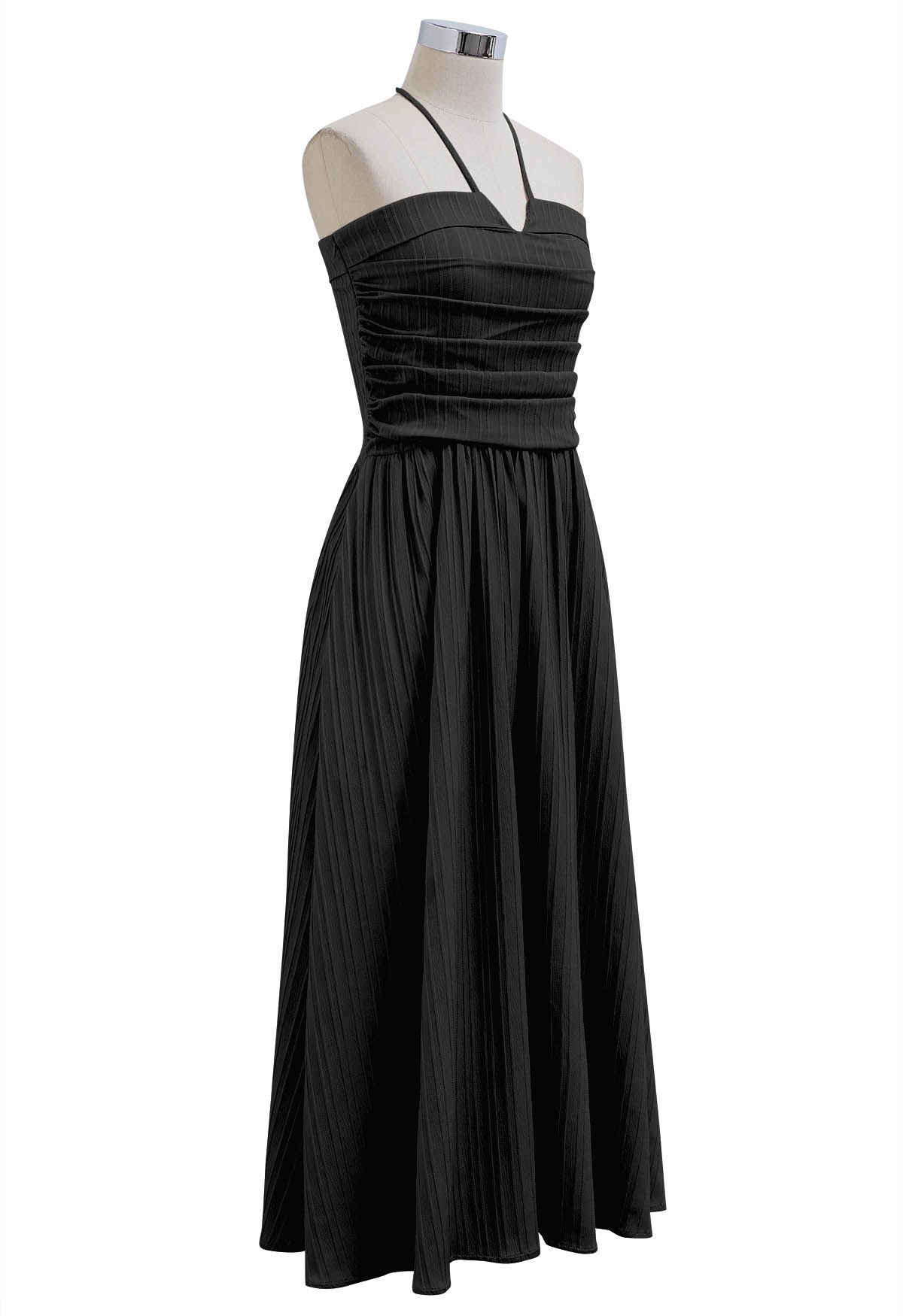 Vestido midi con cuello halter y espalda fruncida en negro