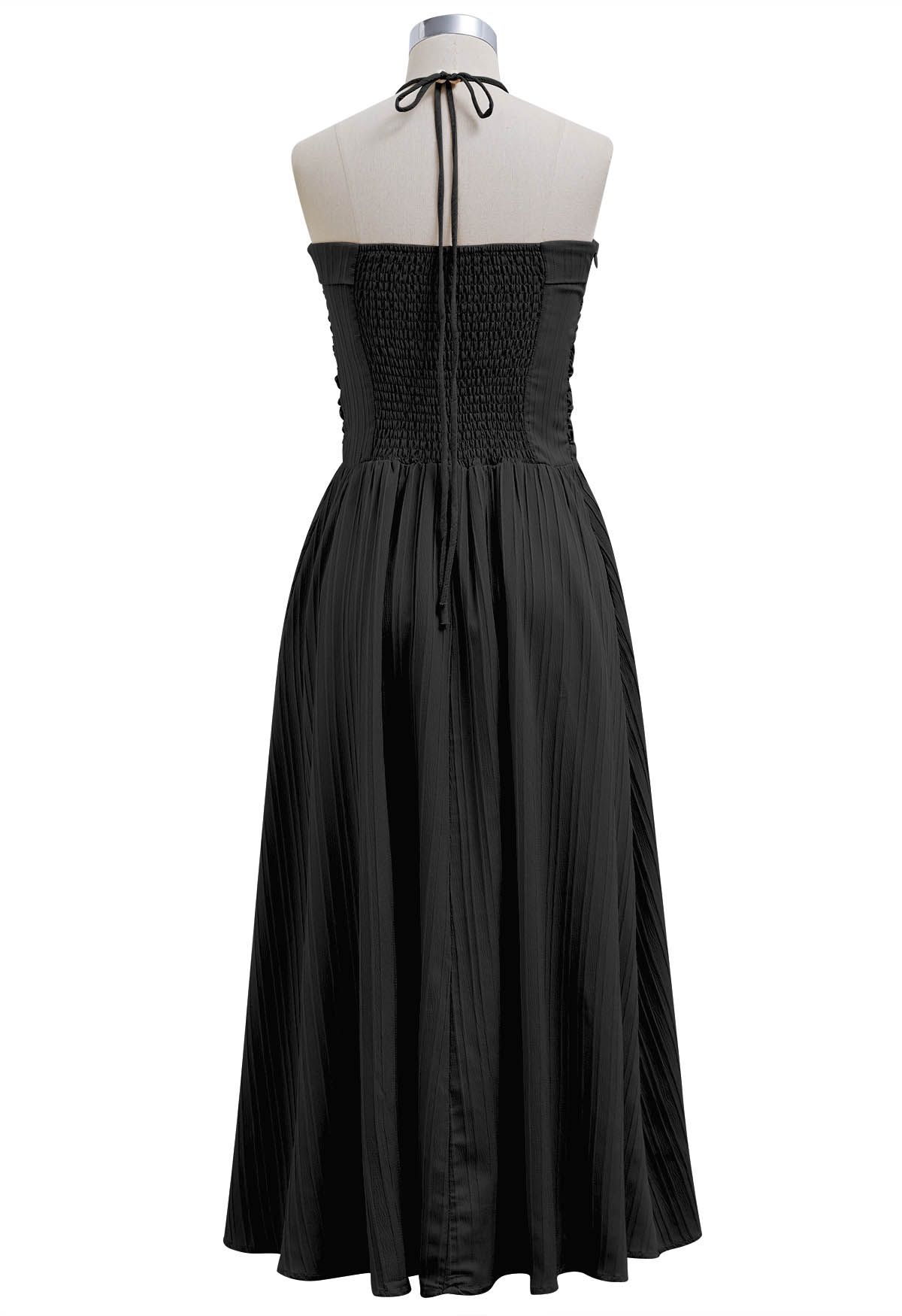 Vestido midi con cuello halter y espalda fruncida en negro