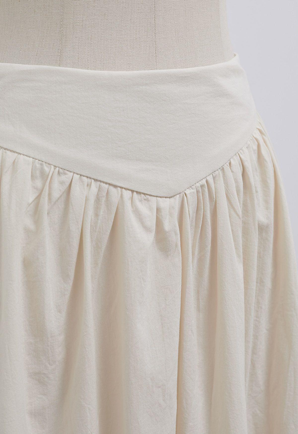 Falda acampanada con textura de elegancia simple en marfil