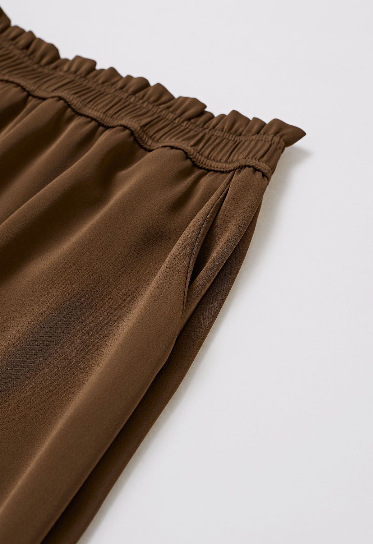 Falda midi de satén de cintura alta en marrón