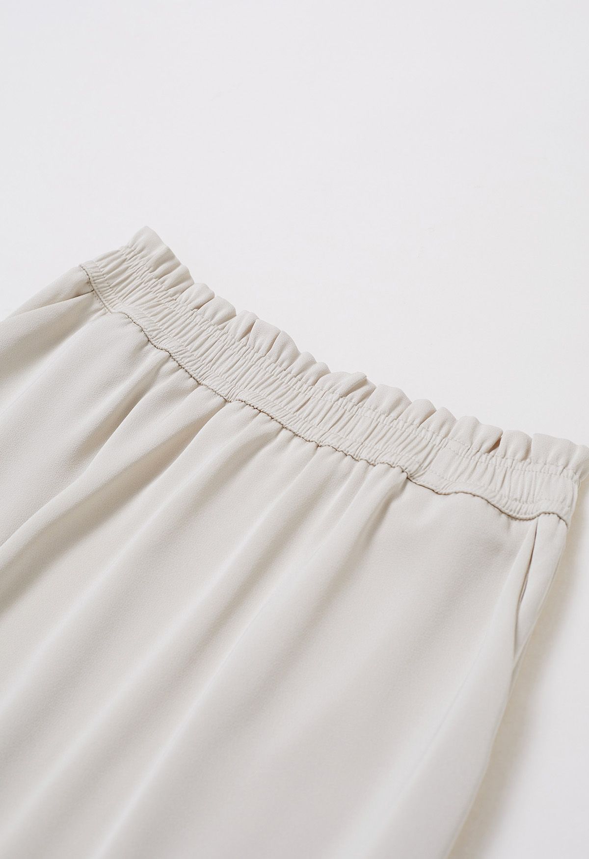 Falda midi de satén de cintura alta en marfil