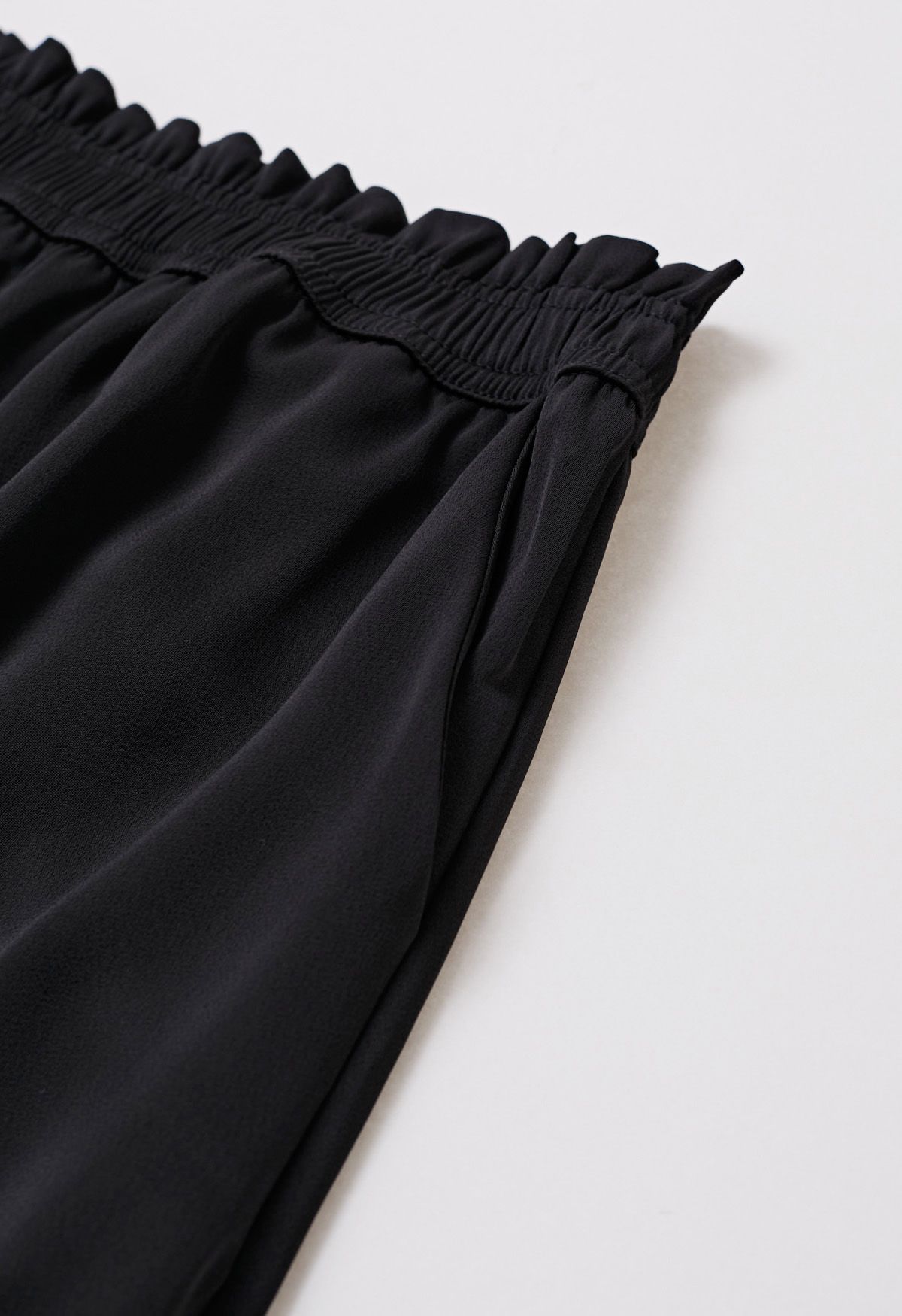 Falda midi de satén de cintura alta en negro