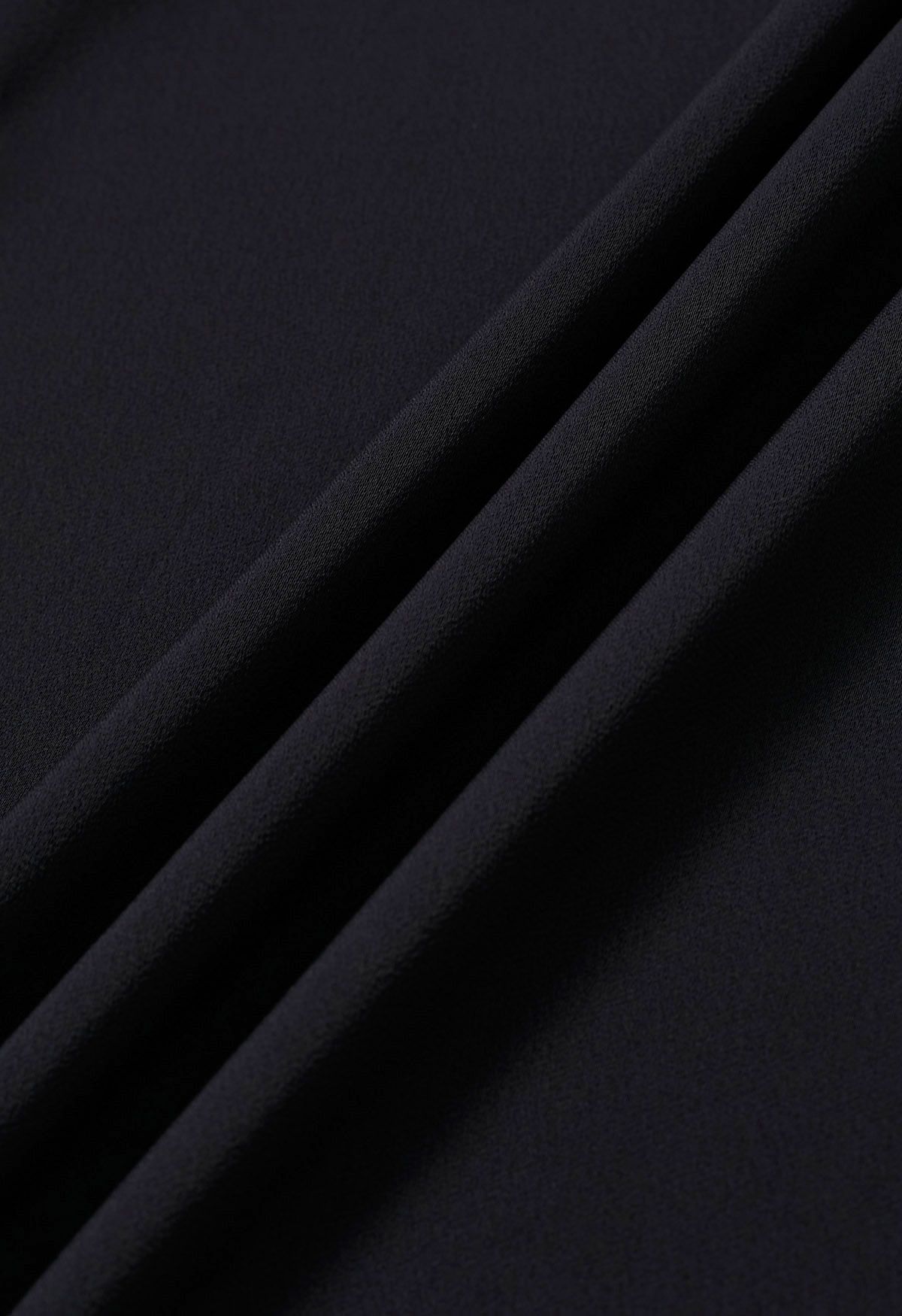Falda midi de satén de cintura alta en negro