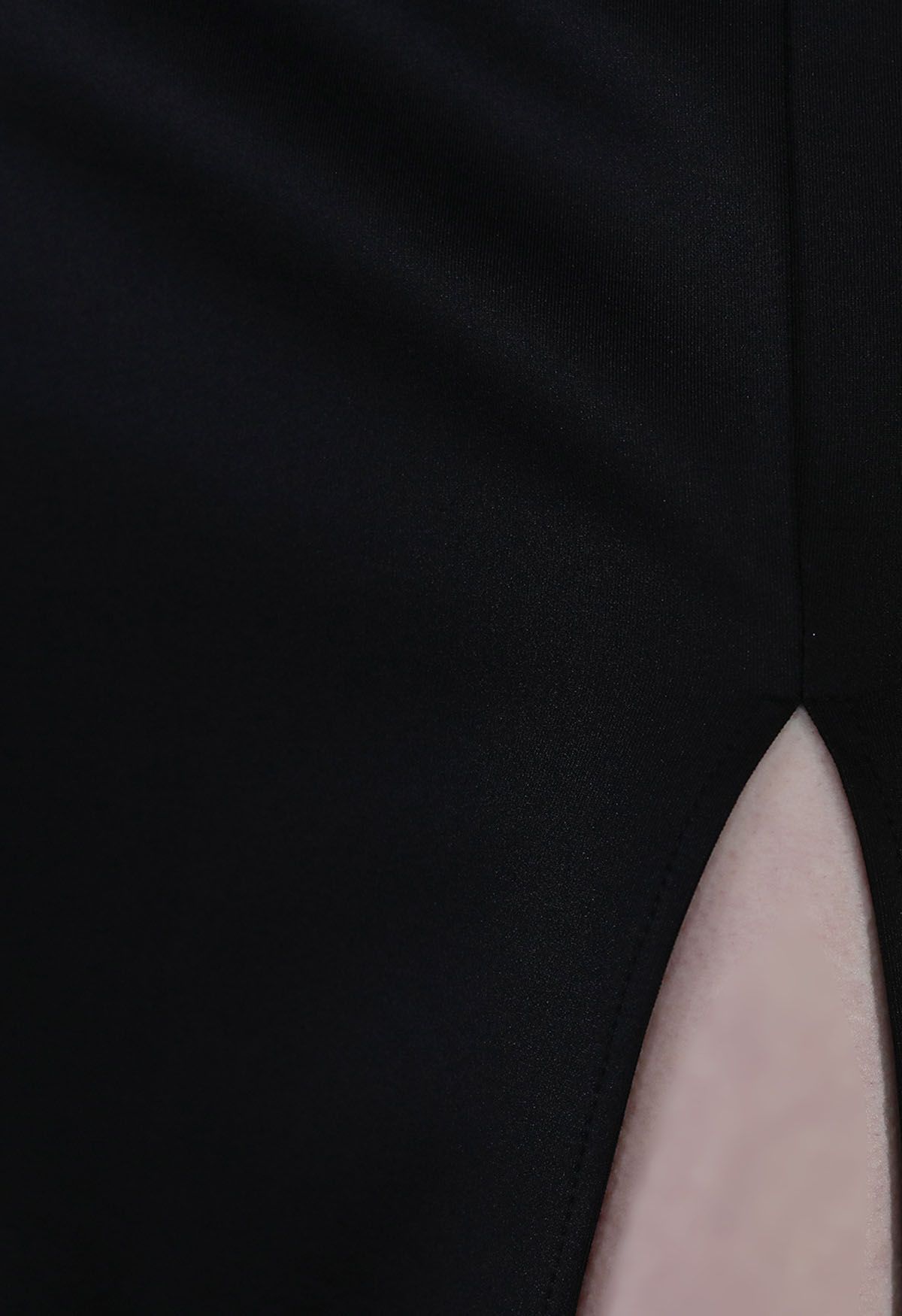 Vestido camisero con abertura y patchwork de malla con cuentas en negro