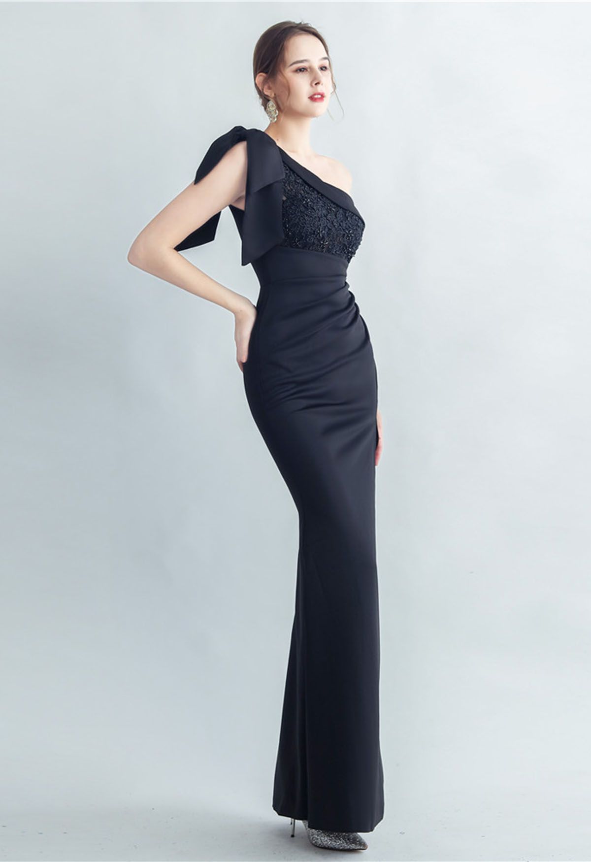 Vestido dividido bordado con un solo hombro y lazo en negro