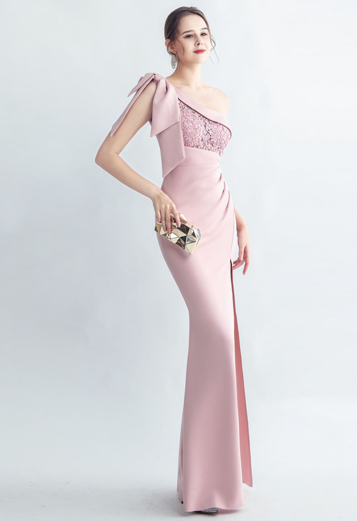 Vestido dividido bordado con un solo hombro y lazo en rosa
