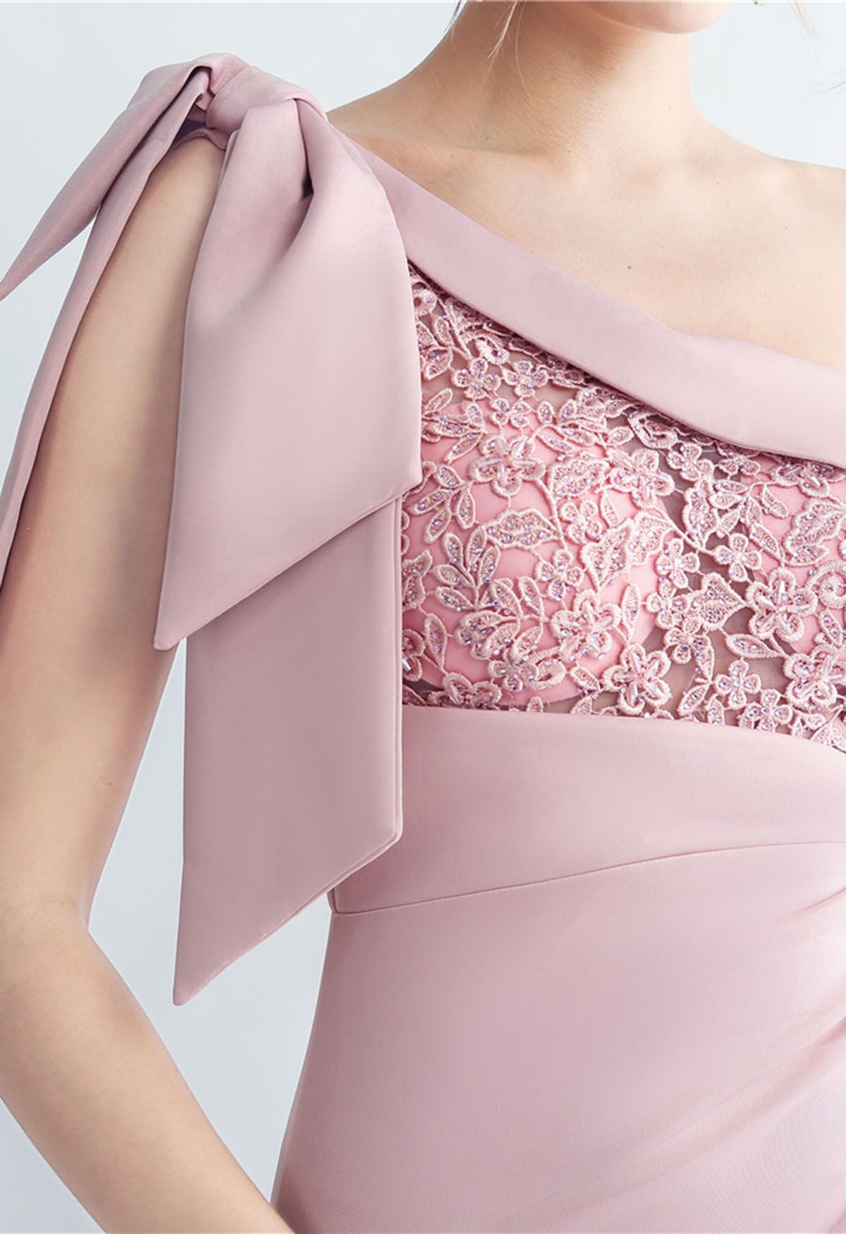 Vestido dividido bordado con un solo hombro y lazo en rosa