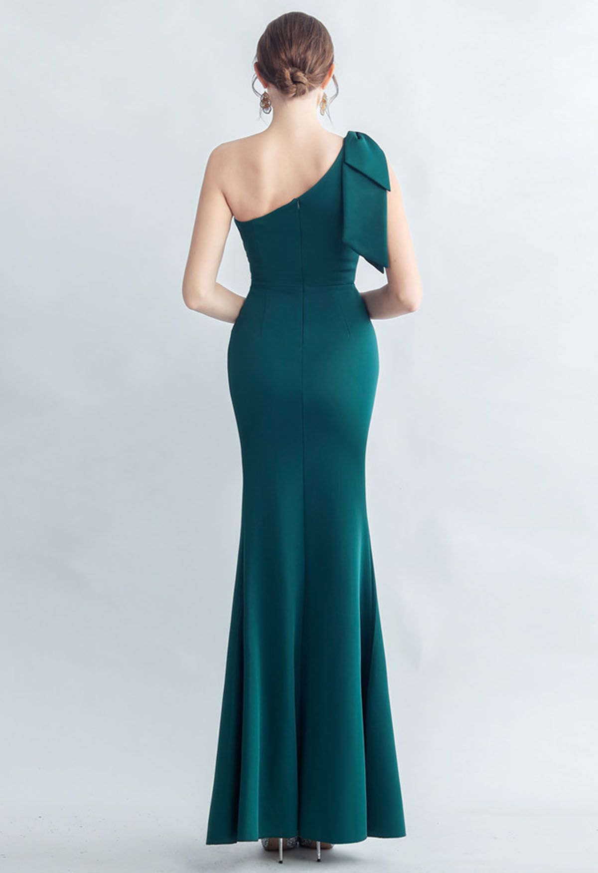 Vestido dividido con bordado de un solo hombro y lazo en esmeralda