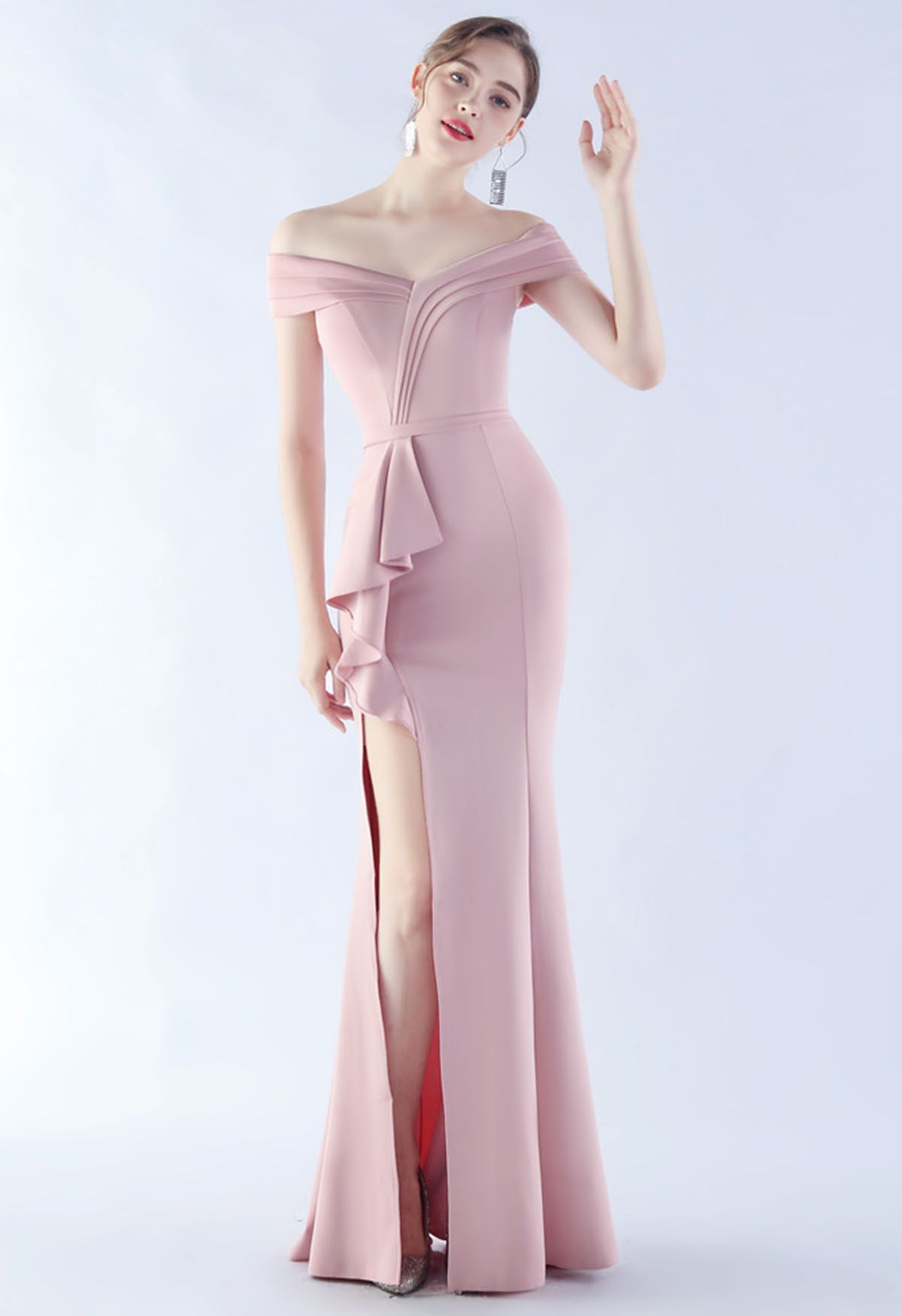 Vestido de satén con hombros descubiertos y abertura delantera en rosa