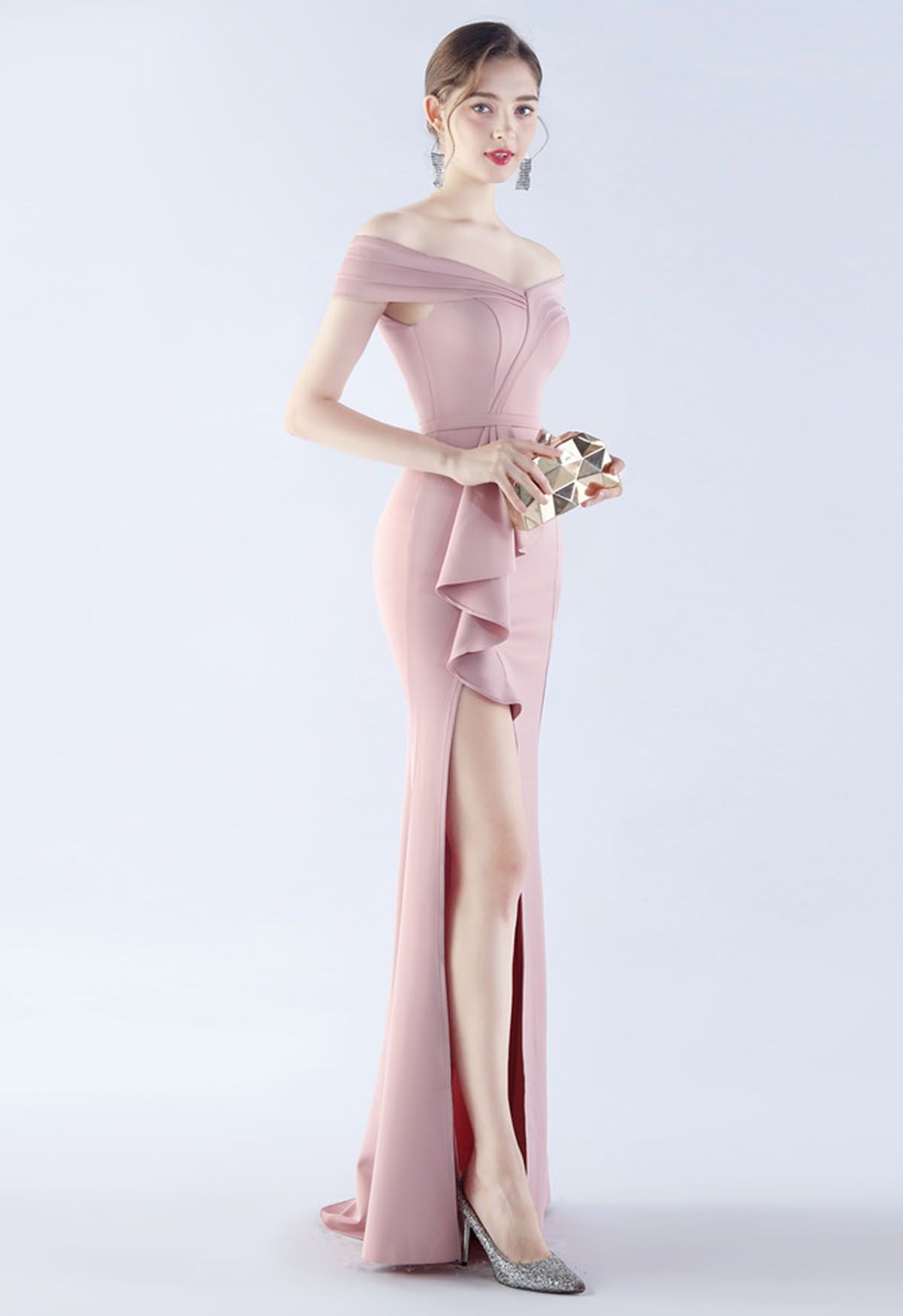 Vestido de satén con hombros descubiertos y abertura delantera en rosa