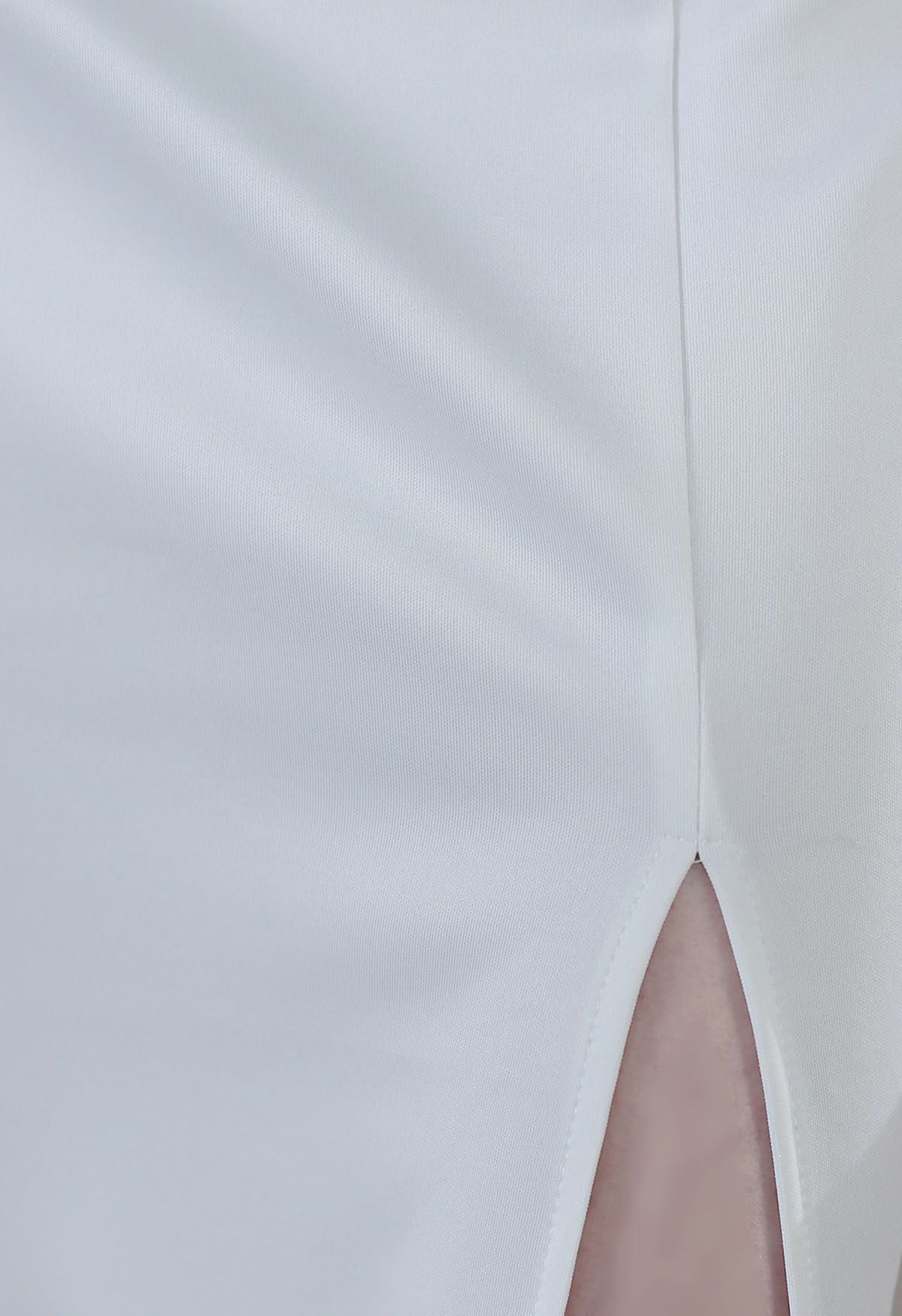 Vestido camisero con abertura y patchwork de malla con cuentas en blanco