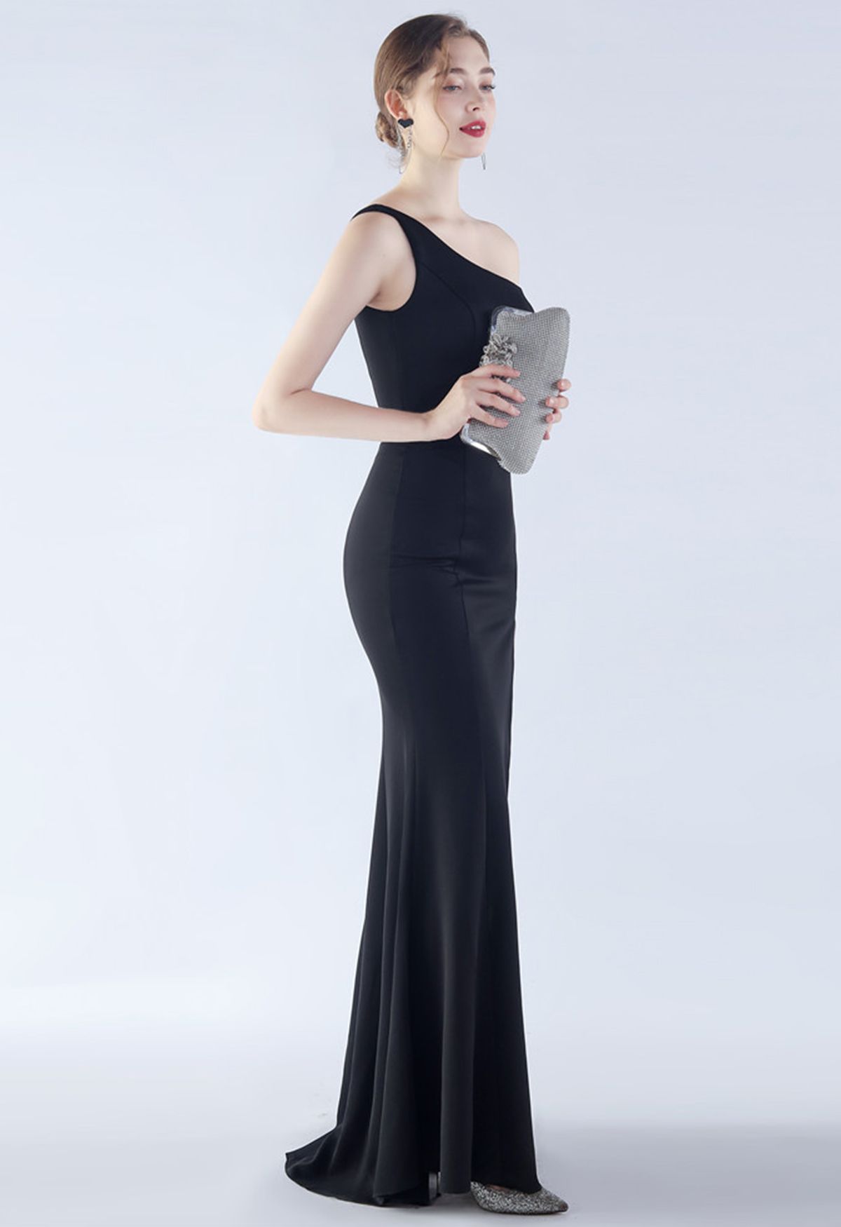 Vestido de sirena con un solo hombro y acabado satinado en negro