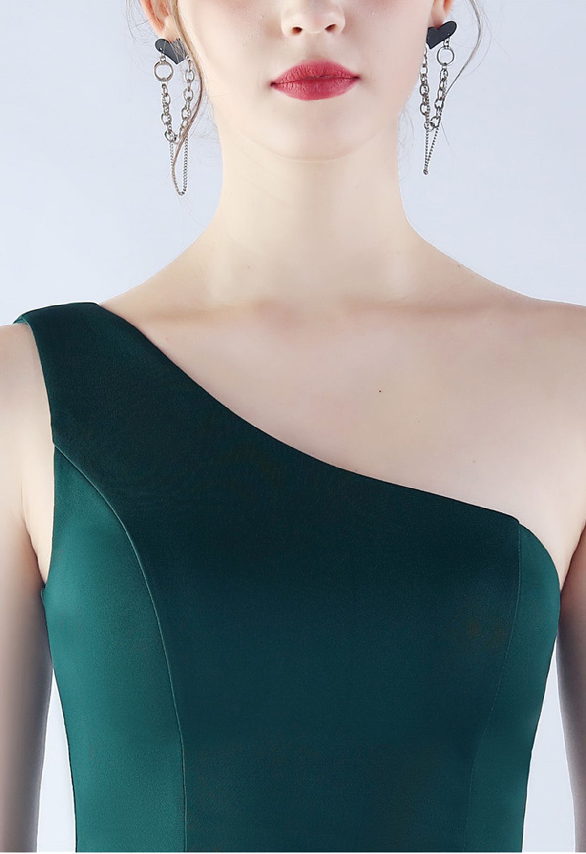 Vestido de sirena con un solo hombro y acabado satinado en verde oscuro