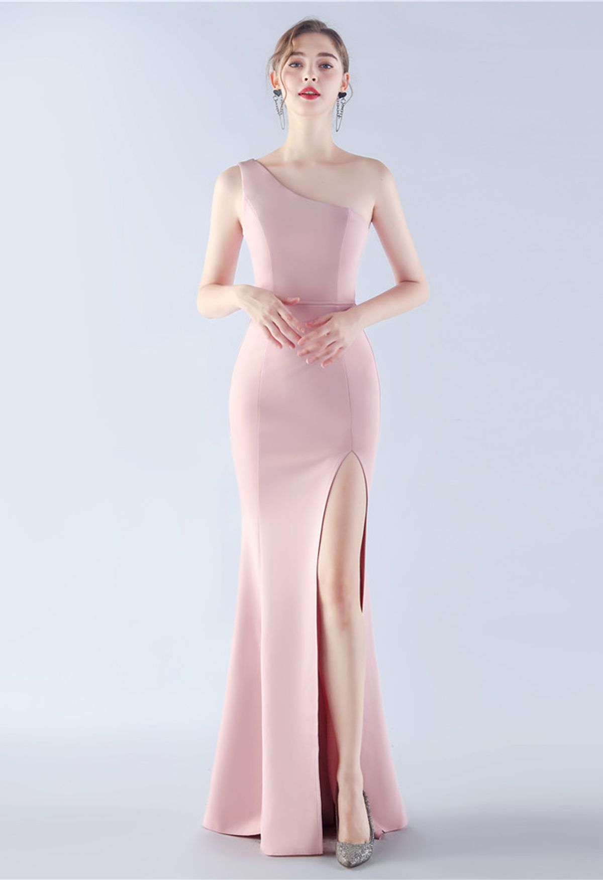 Vestido de sirena con un solo hombro y acabado satinado en rosa