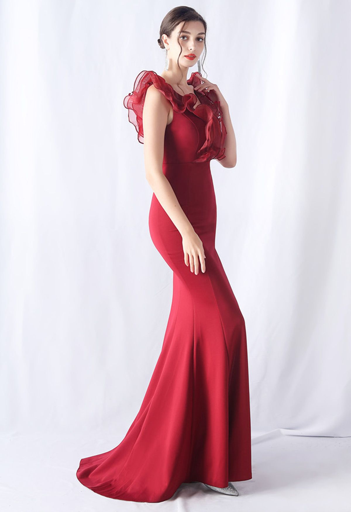 Vestido de sirena de satén con ribete de volantes y organza en rojo