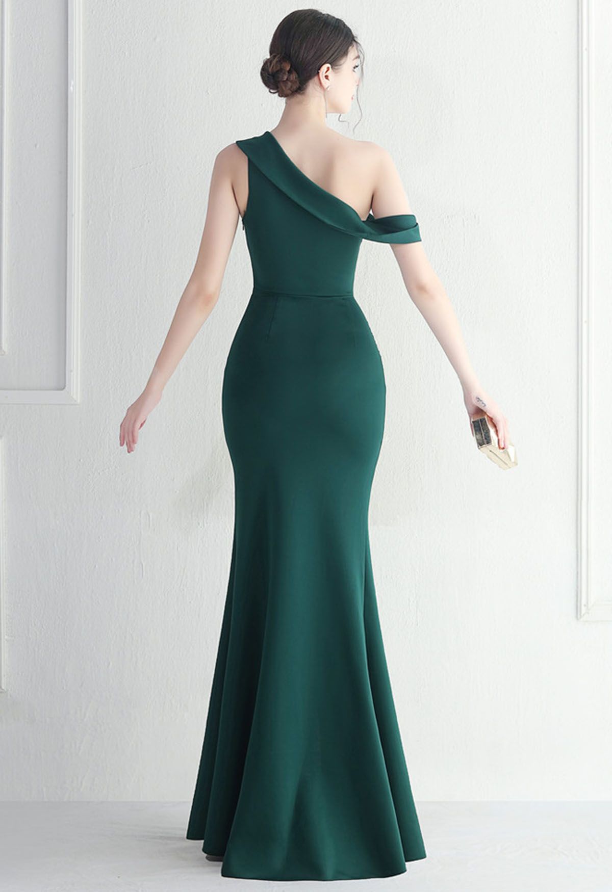 Vestido dividido de un solo hombro con cintura fruncida en esmeralda