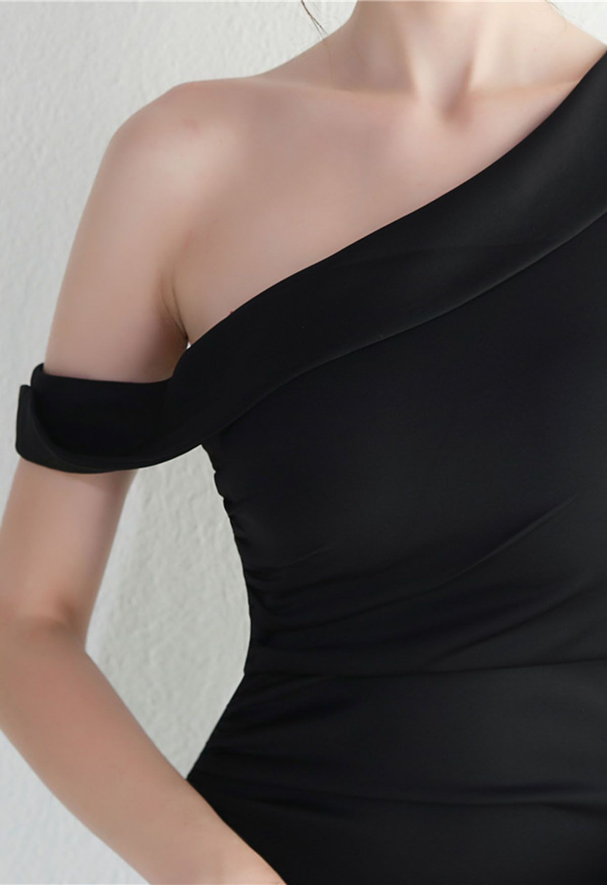 Vestido con abertura y cintura fruncida de un solo hombro en negro