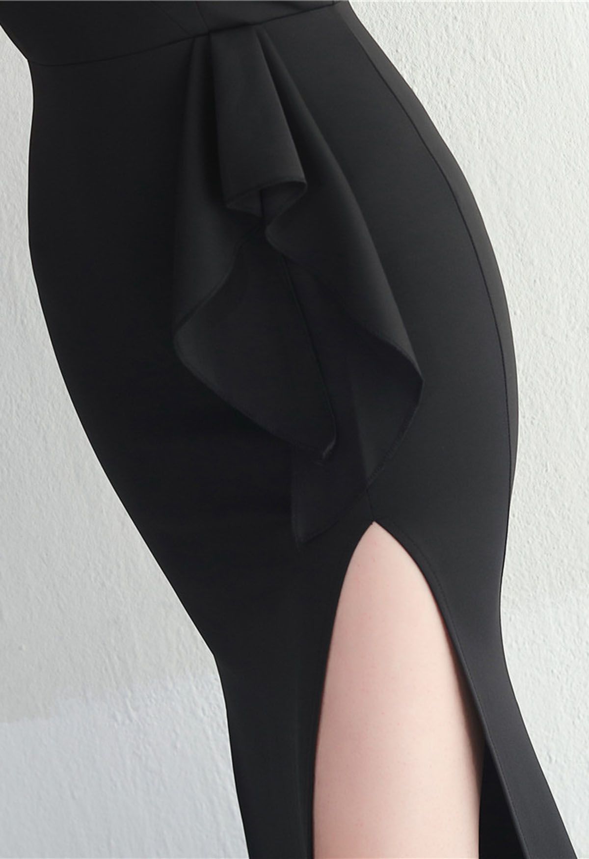 Vestido dividido con volantes y panel de malla de un solo hombro en negro