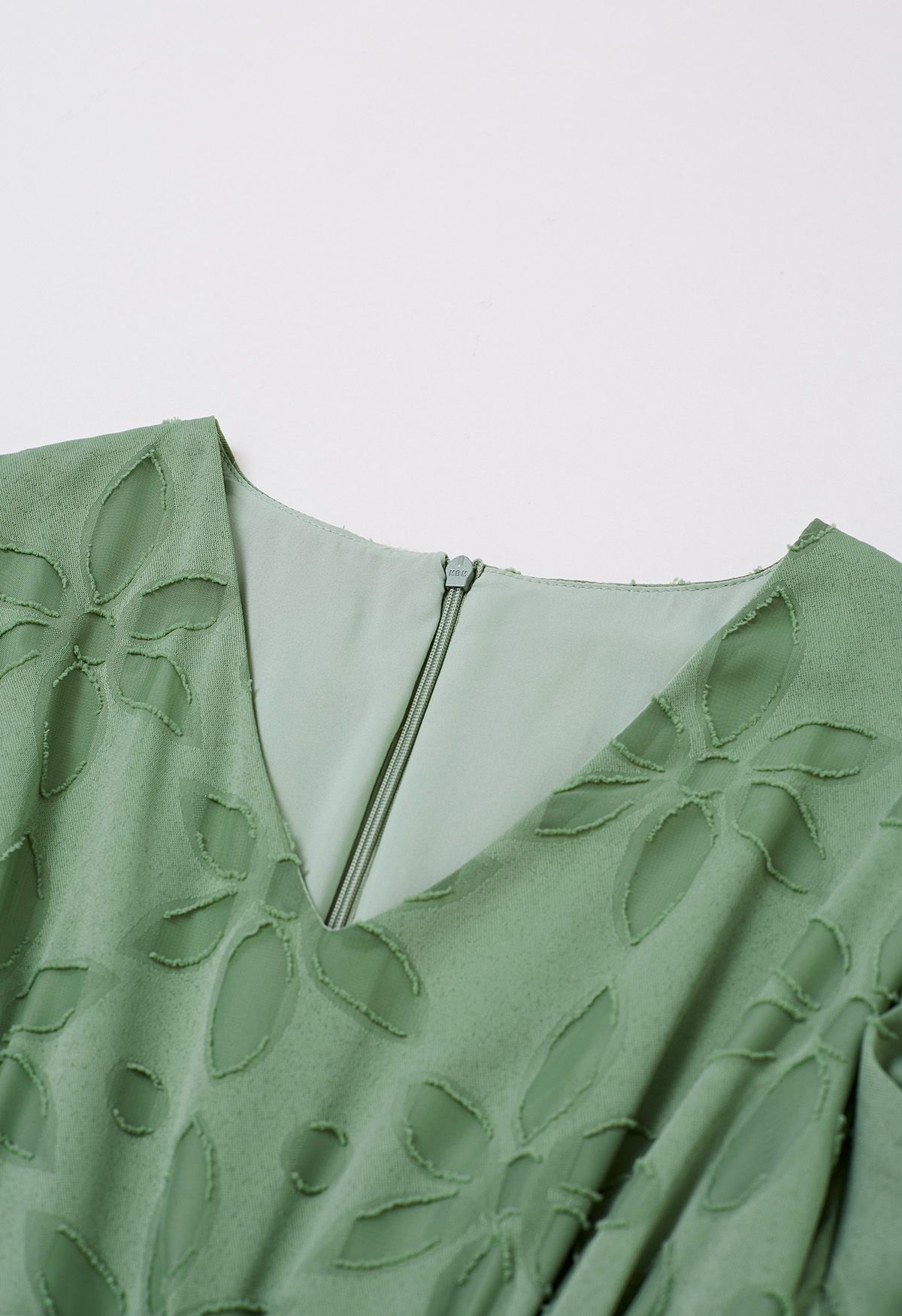 Vestido midi de gasa con cintura fruncida y flores desgastadas en verde