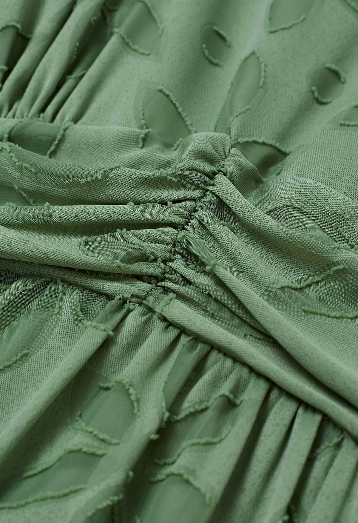 Vestido midi de gasa con cintura fruncida y flores desgastadas en verde