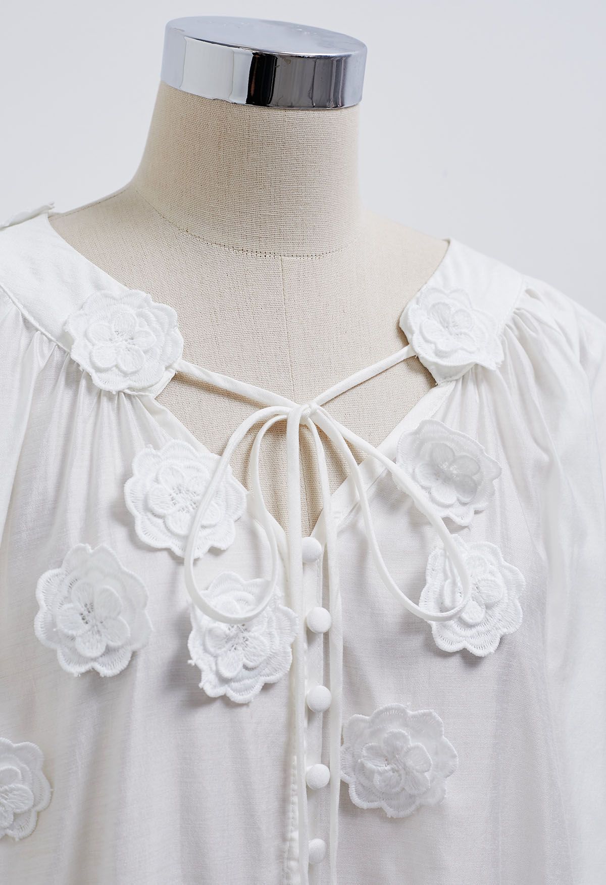 Camisa con botones de flores de encaje 3D Romantic Blossom en blanco