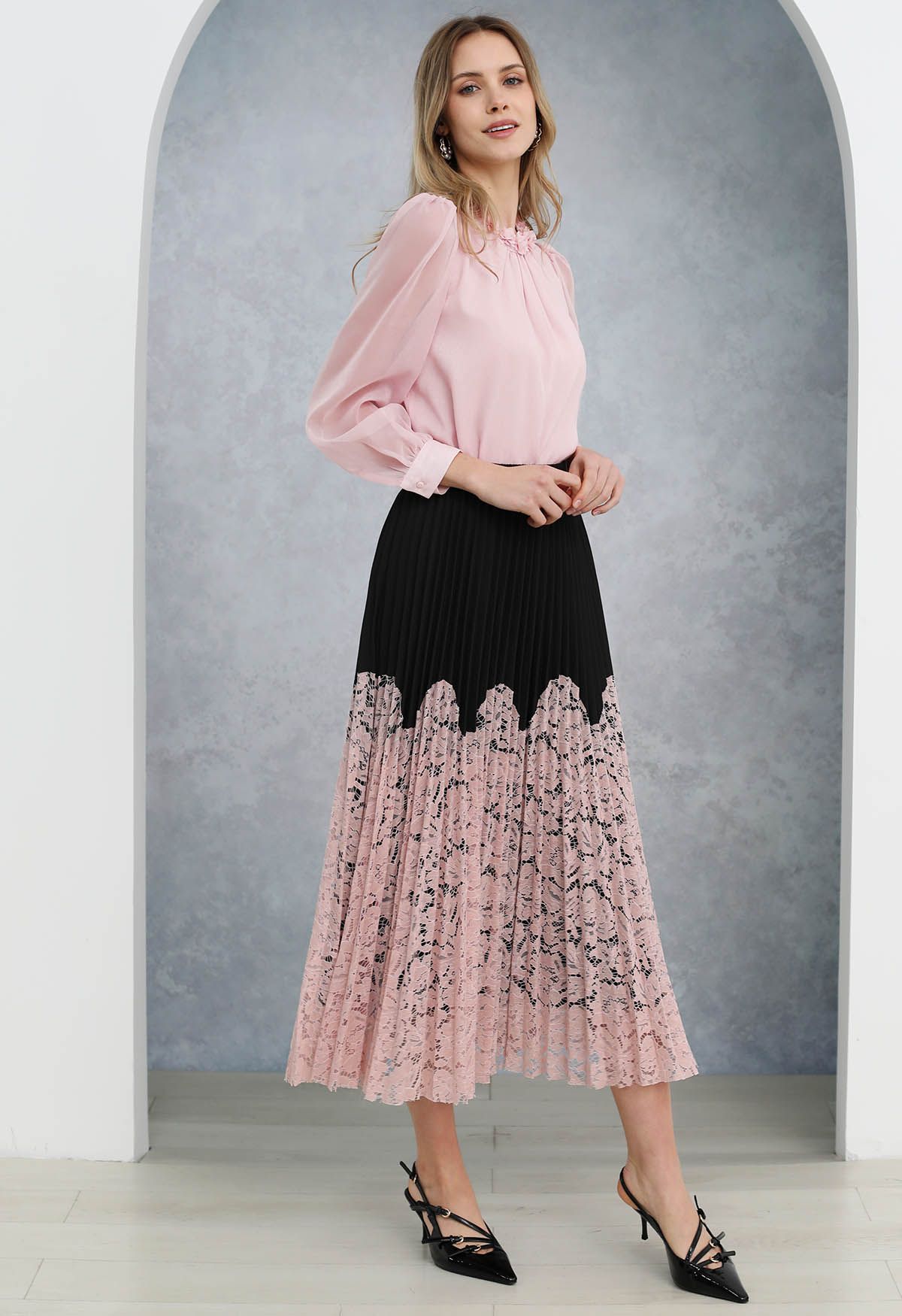 Falda larga plisada con empalme de encaje floral en rosa