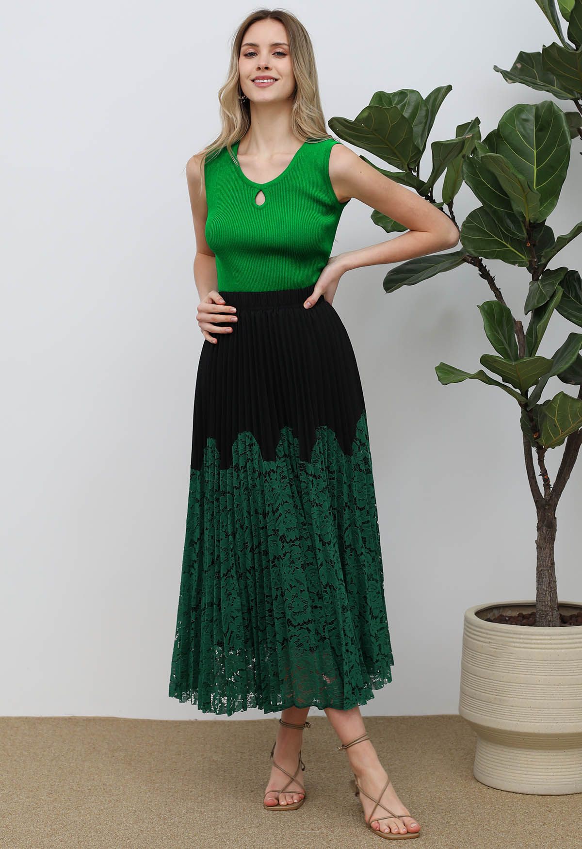 Falda larga plisada con encaje floral en verde oscuro